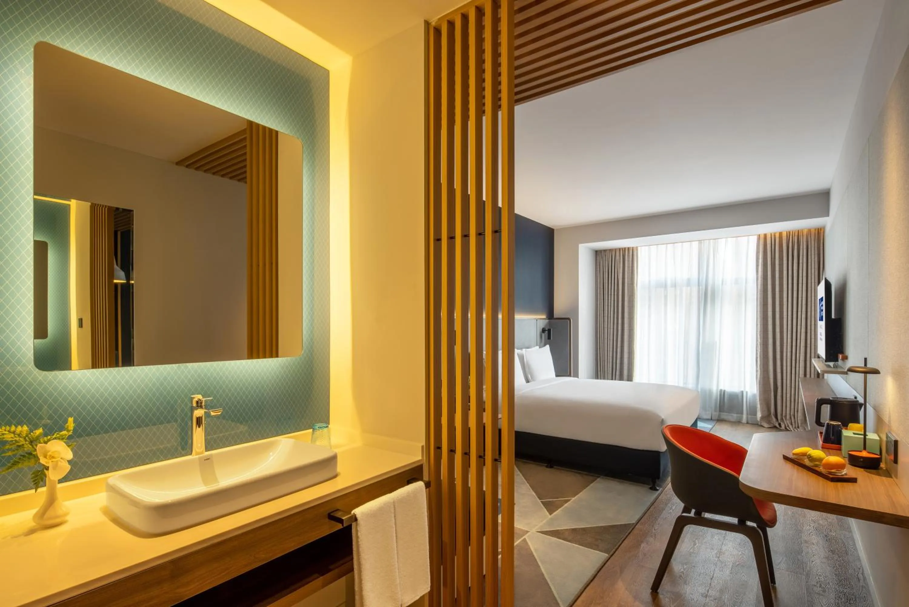 Toilet, Bed in Holiday Inn Express Qingdao Jinshui by IHG