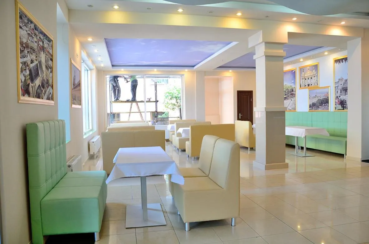 Restaurant/places to eat in Pivdenniy