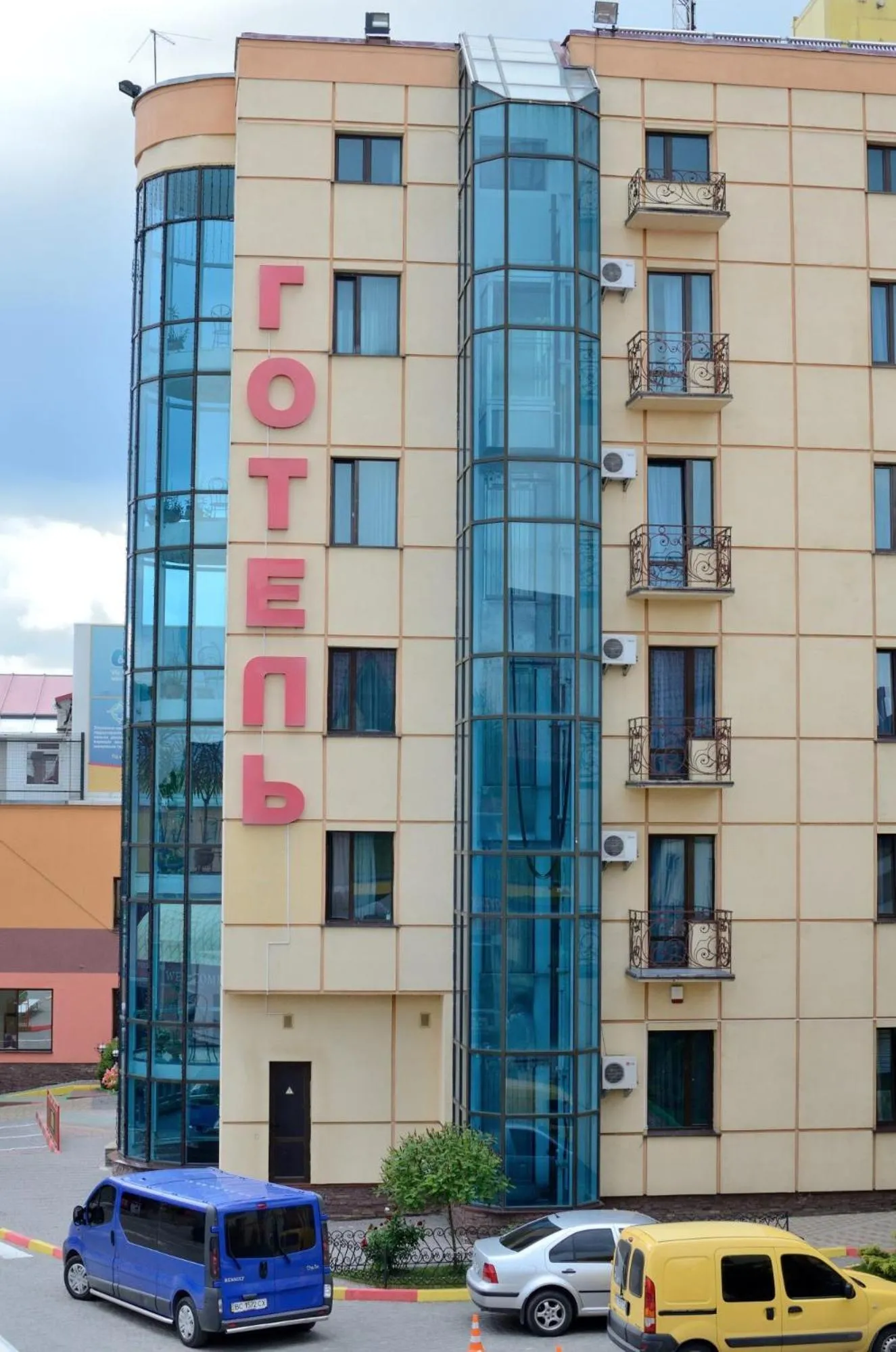 Facade/entrance in Pivdenniy