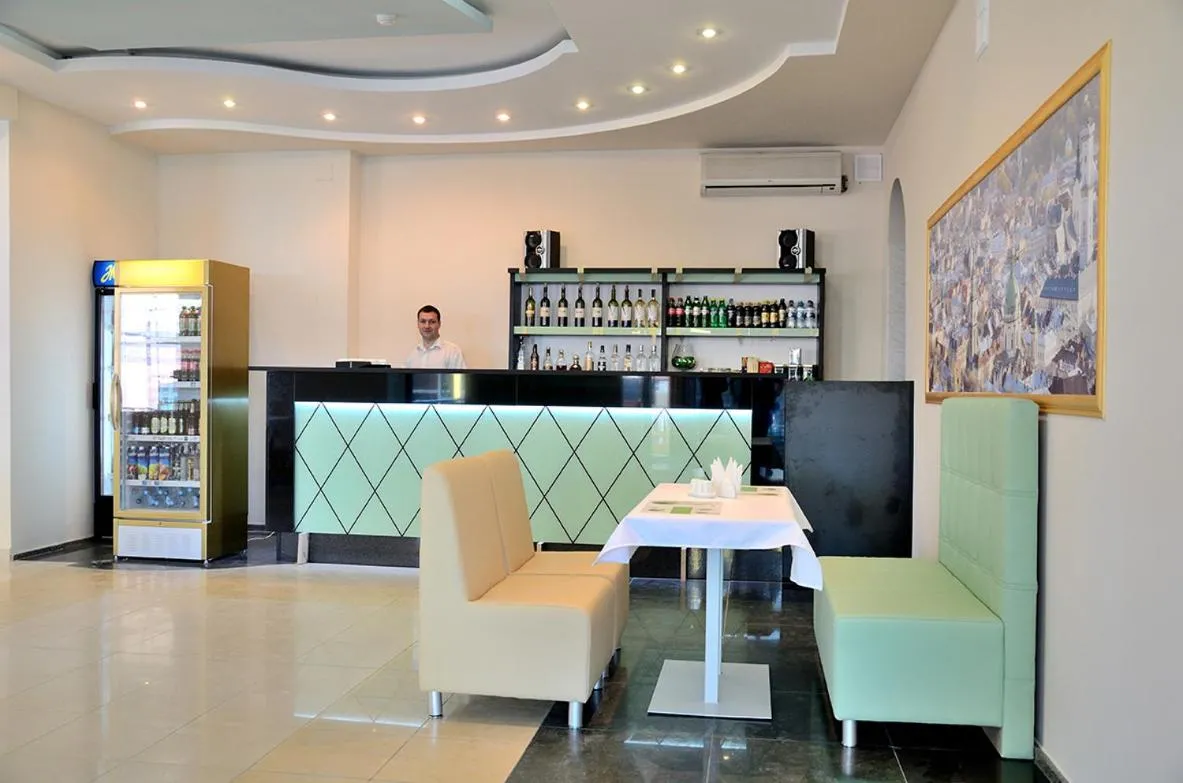 Restaurant/places to eat in Pivdenniy