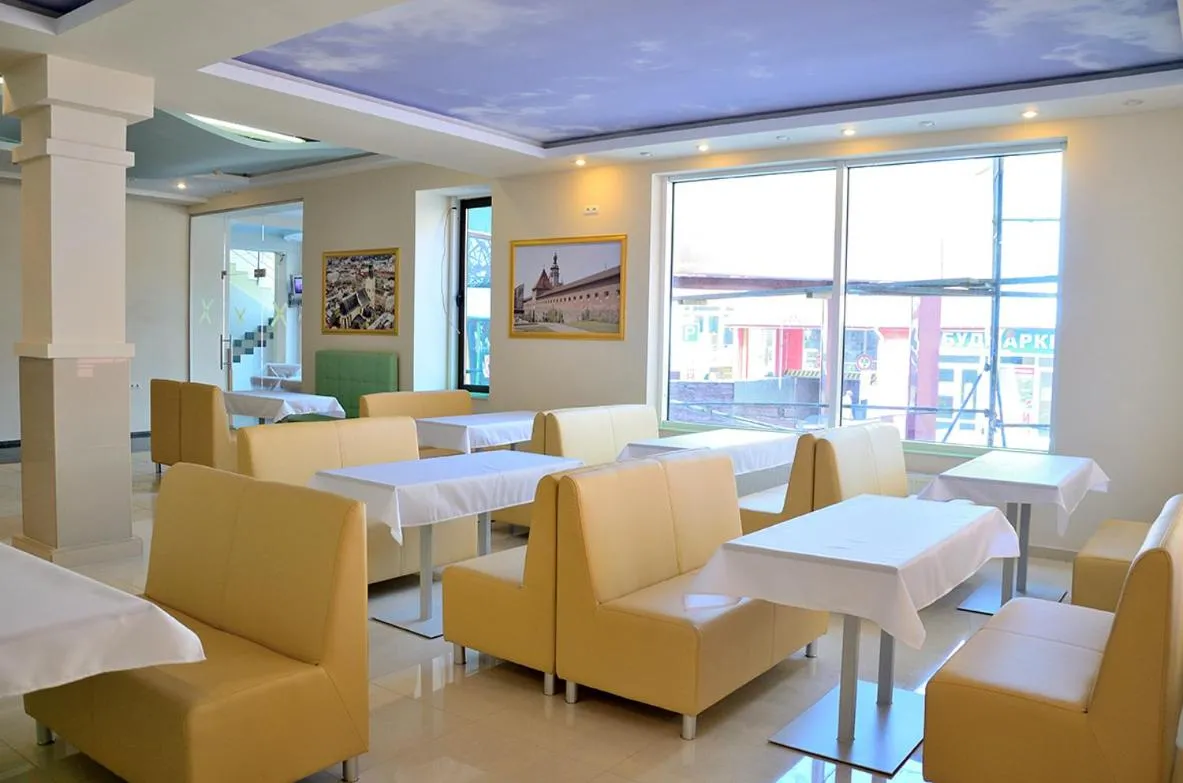 Restaurant/places to eat in Pivdenniy