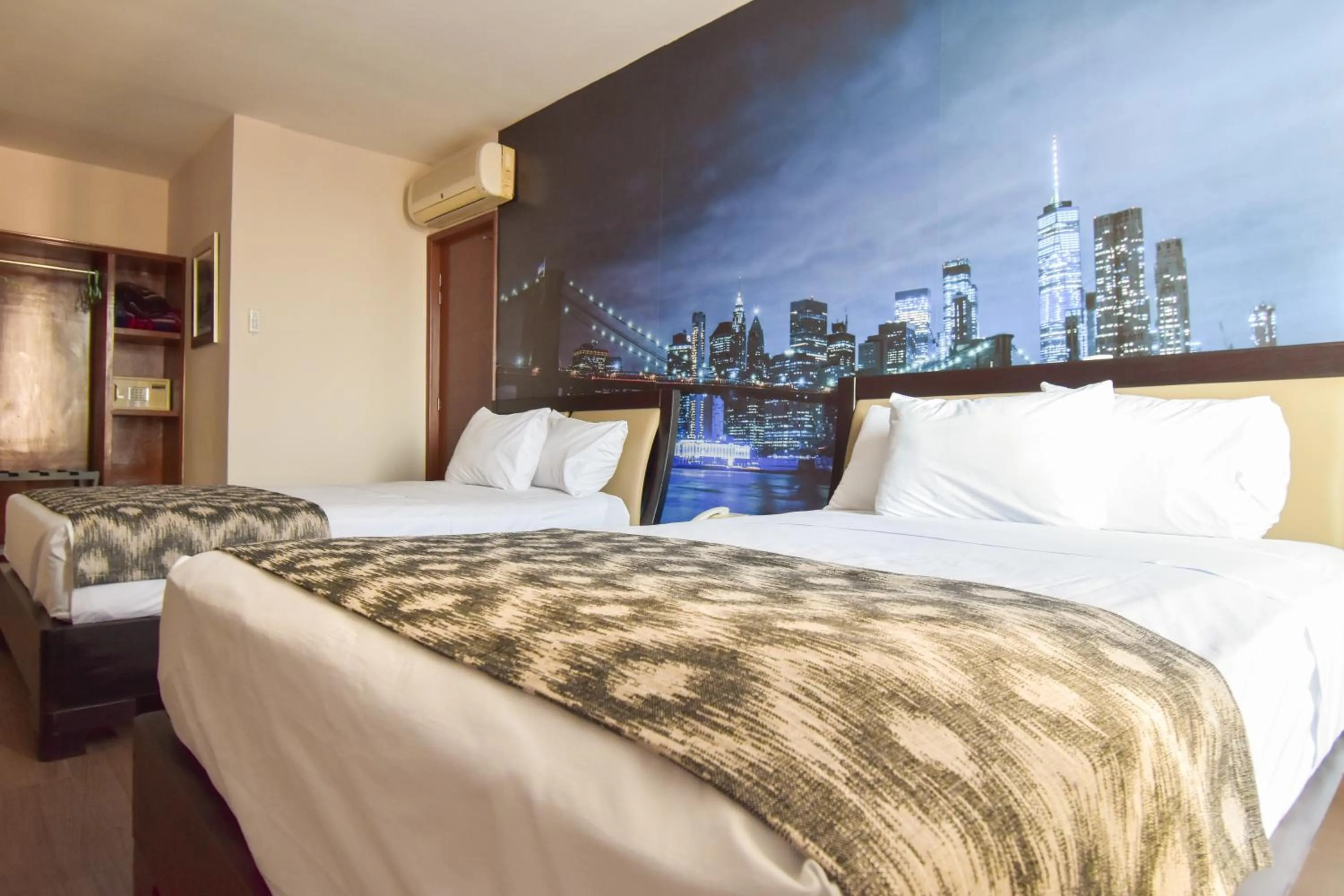 Photo of the whole room, Bed in Hotel TÖTEM Guadalajara