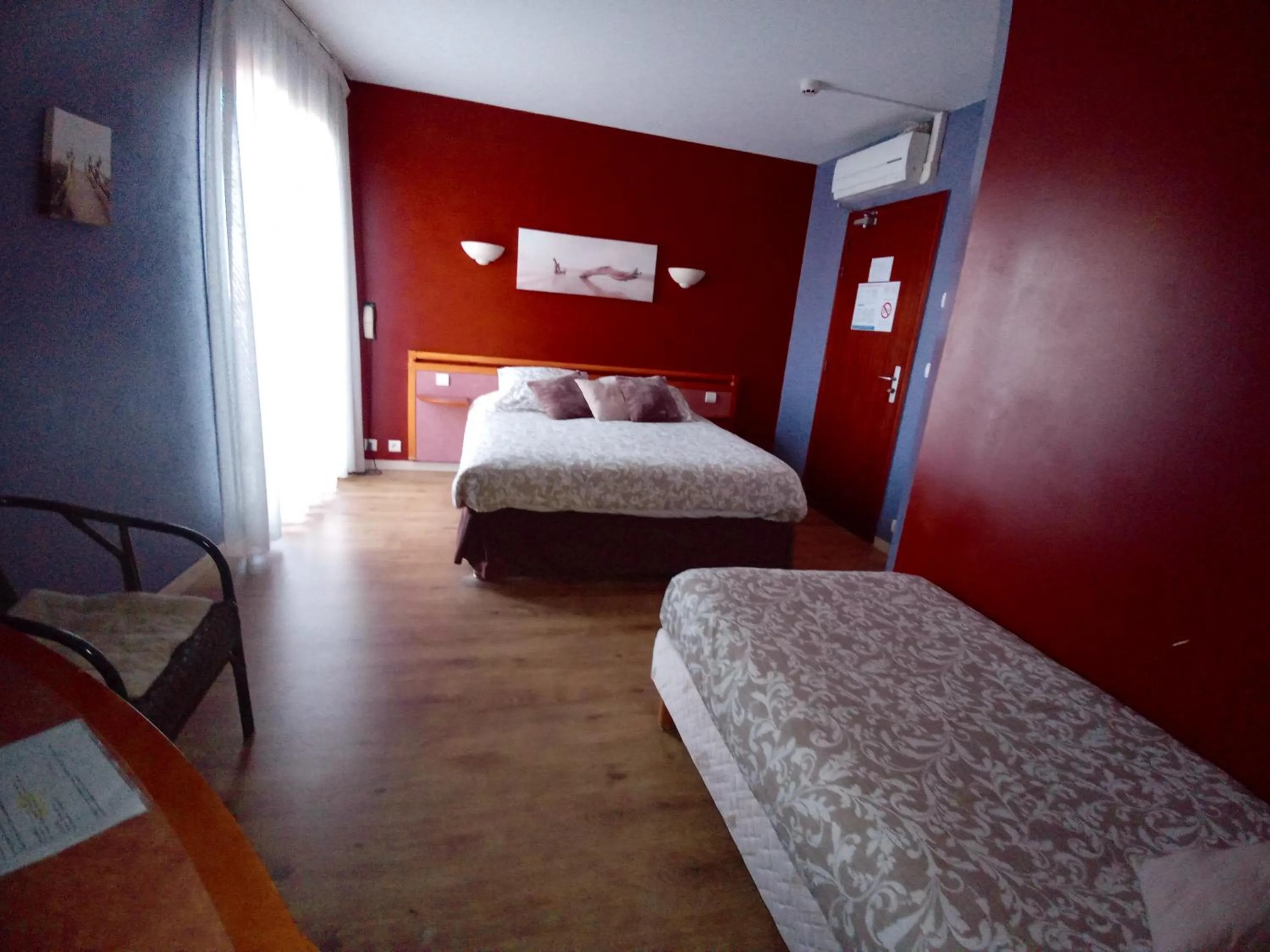 Photo of the whole room, Bed in La Sterne