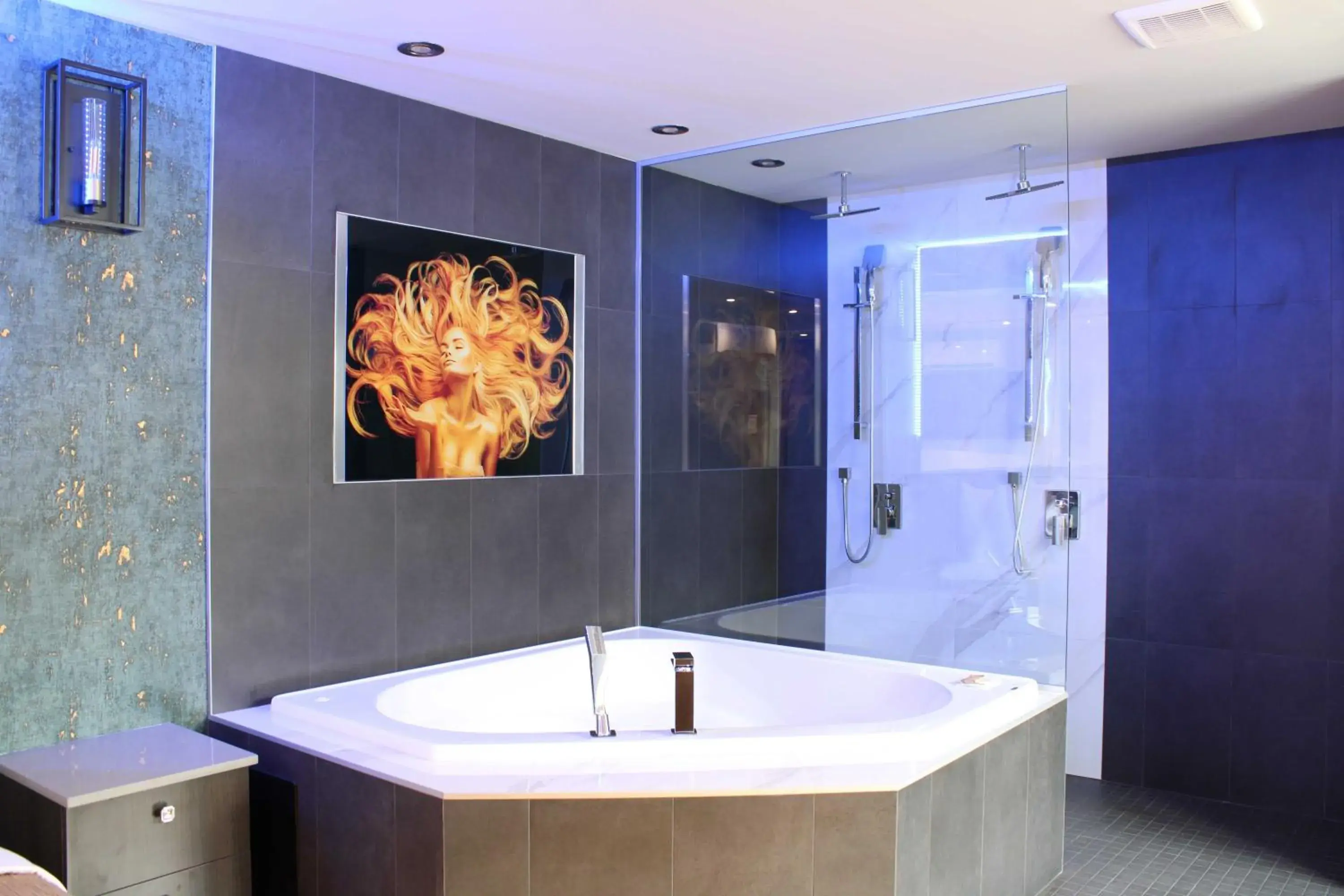 Shower, Bathroom in Olux Hotel-Motel-Suites