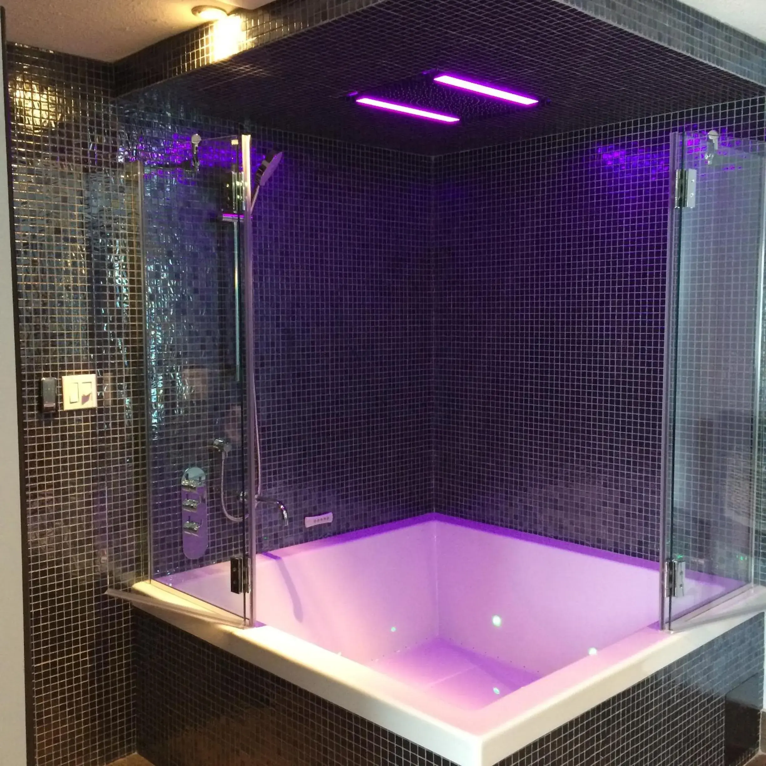 Bathroom, Swimming Pool in Olux Hotel-Motel-Suites