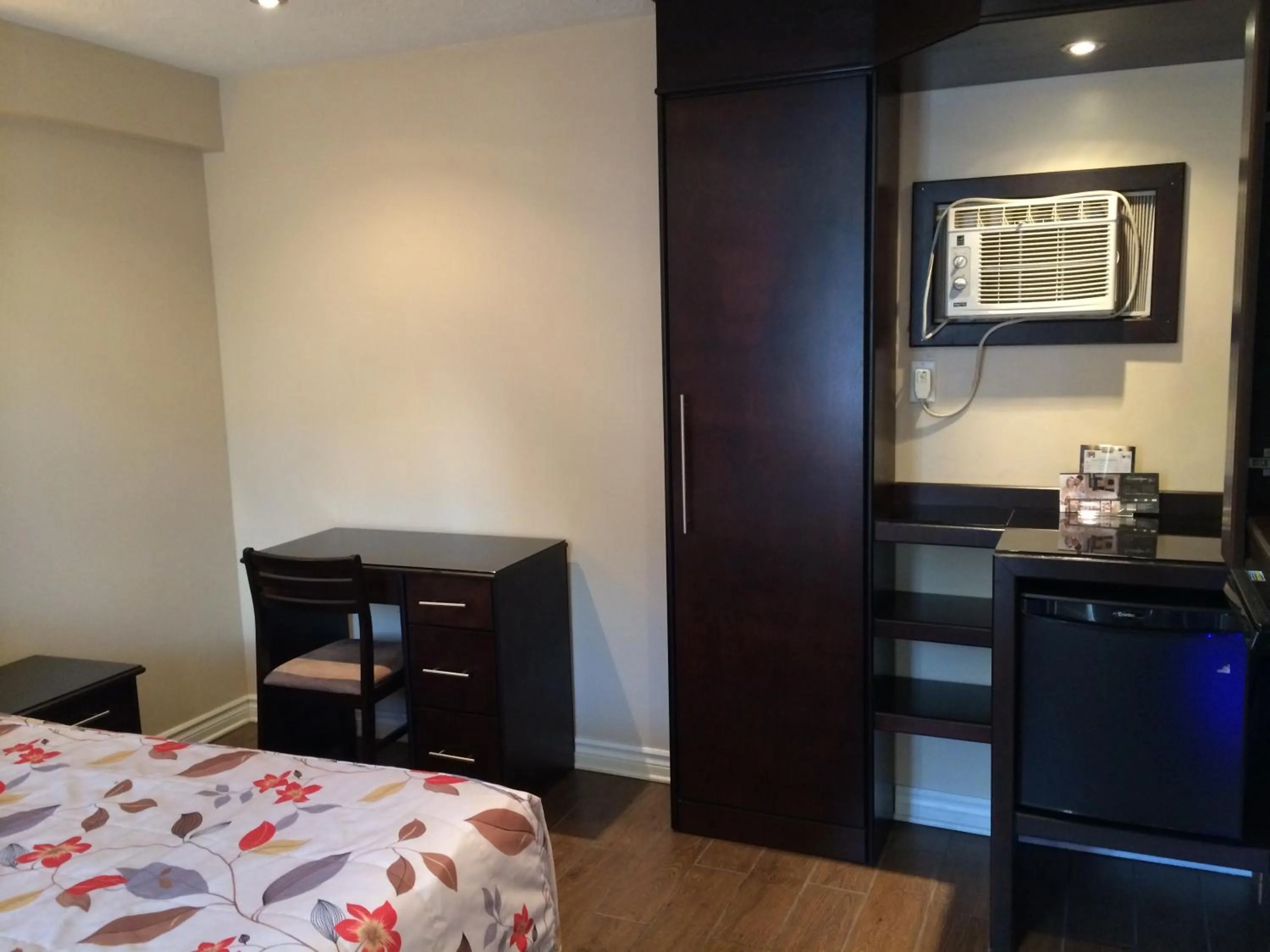 Seating area, Bed in Olux Hotel-Motel-Suites