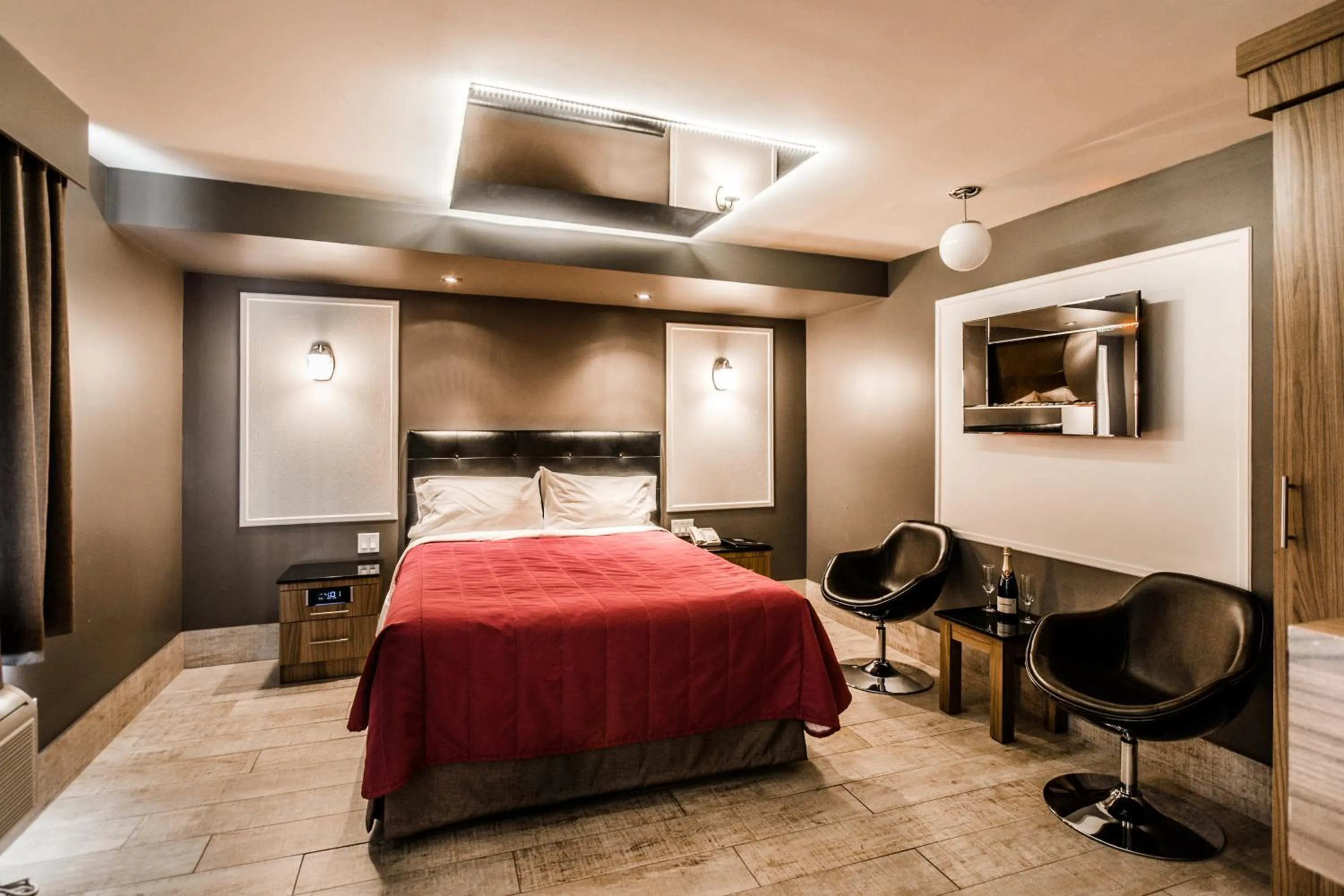 Bedroom, Bed in Olux Hotel-Motel-Suites