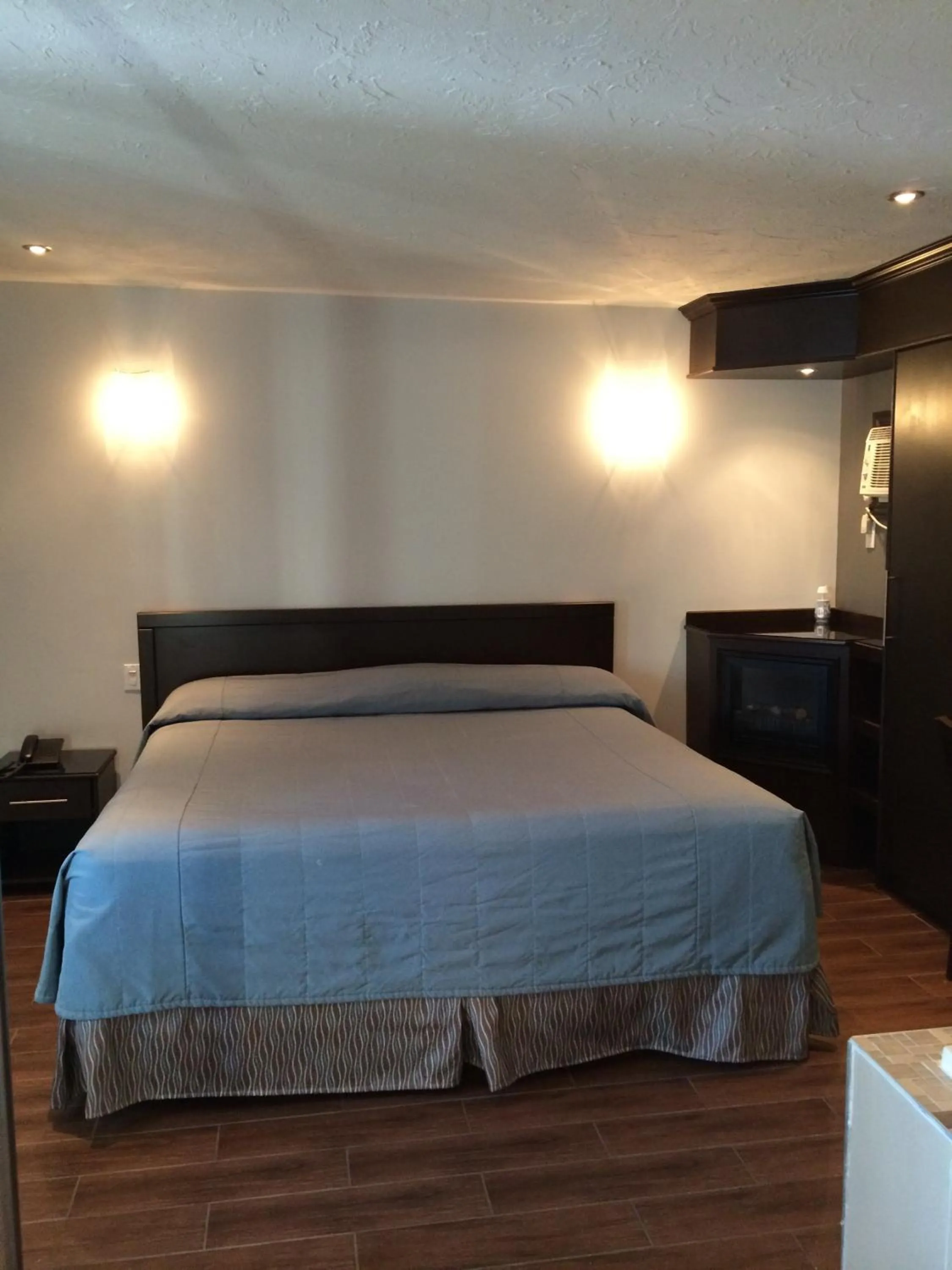 Bed in Olux Hotel-Motel-Suites