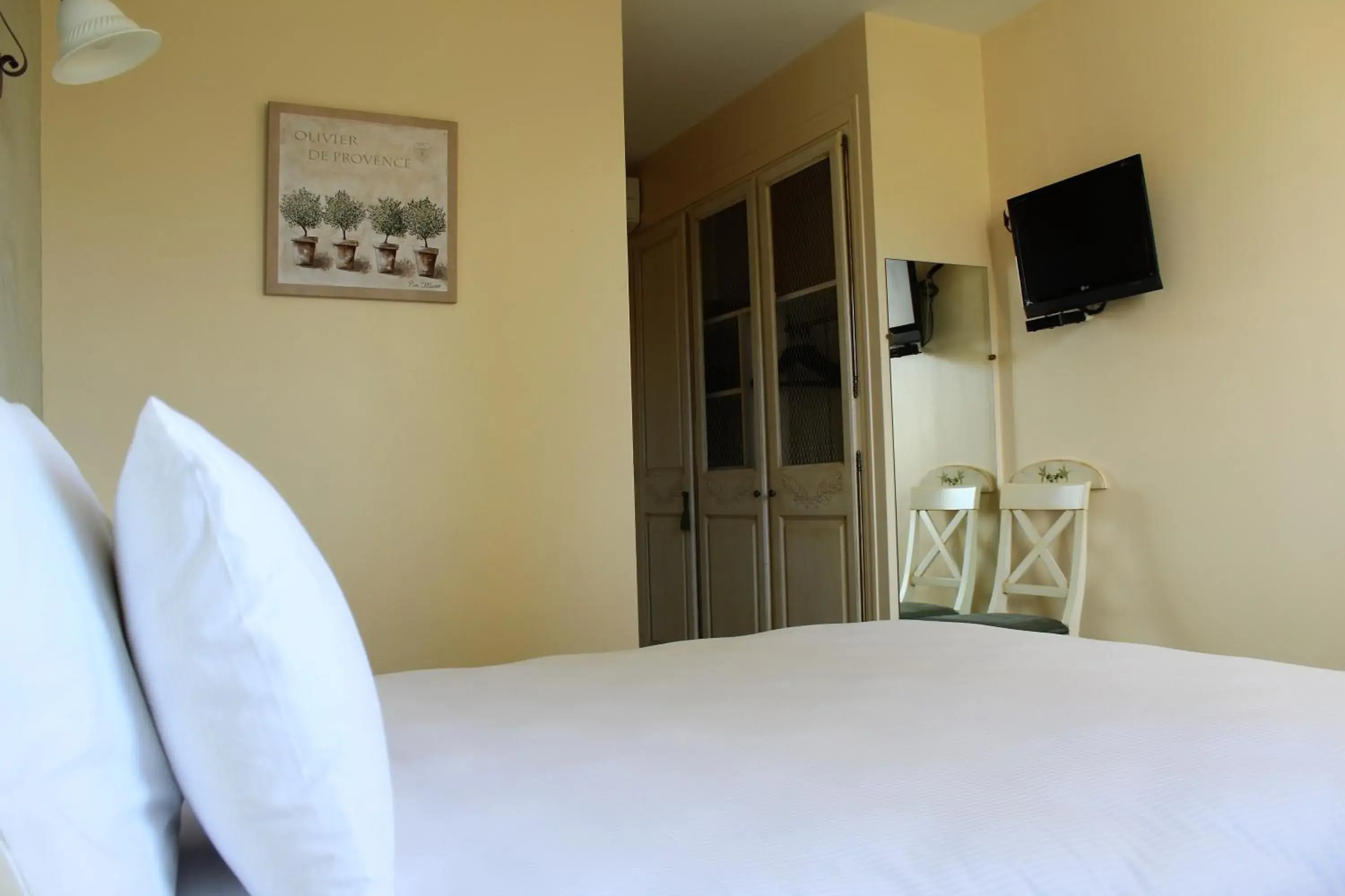 Standard Queen Room in Le Mas Du Colombier Standard Queen Room in Le Mas Du Colombier