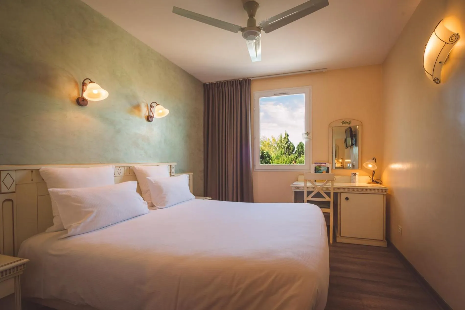 Photo of the whole room, Bed in Le Mas Du Colombier