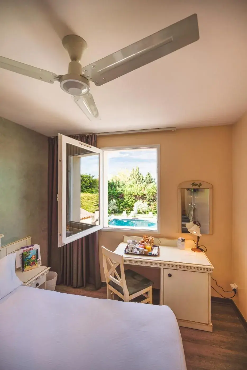 Standard Twin Room in Le Mas Du Colombier Standard Twin Room in Le Mas Du Colombier