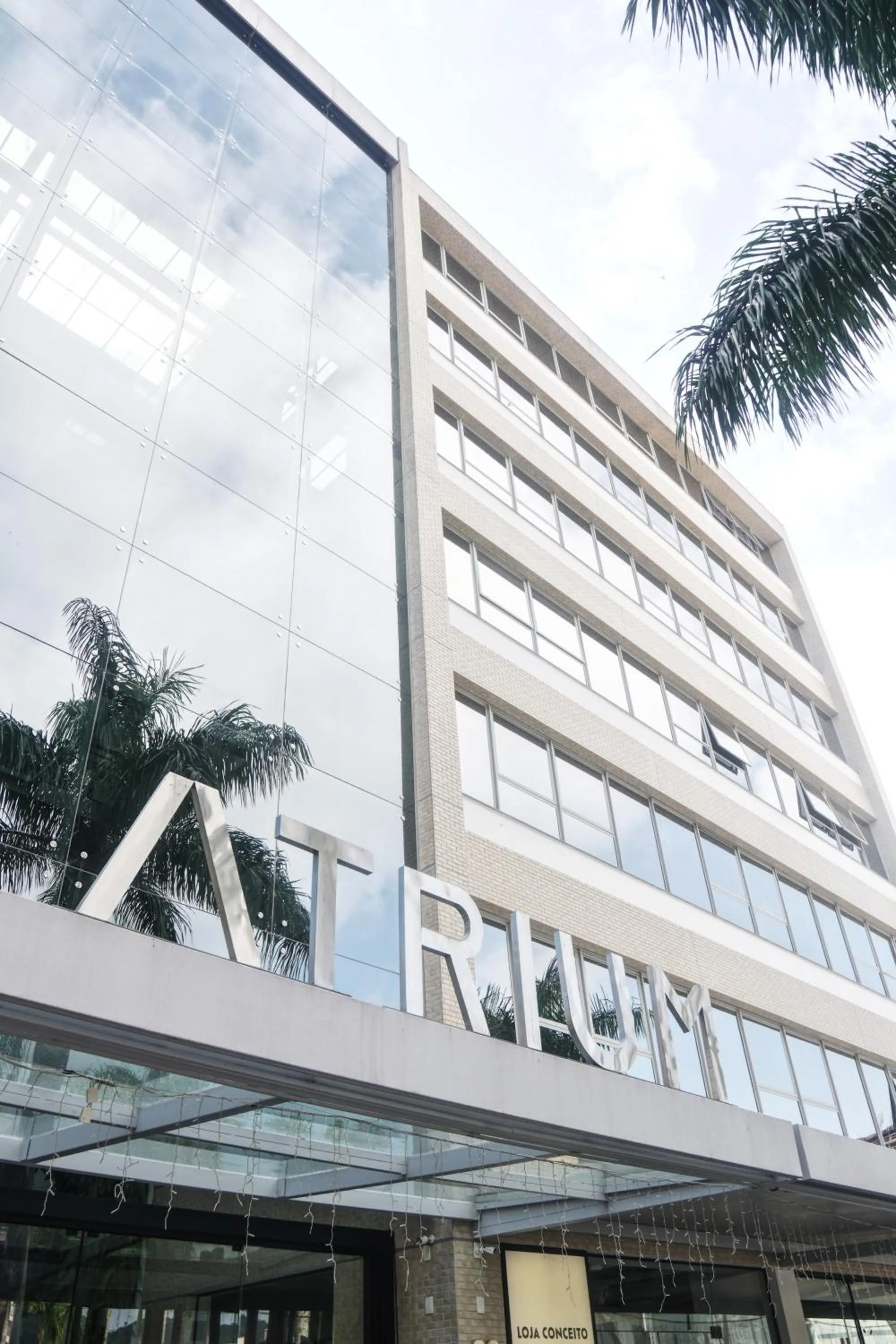Facade/entrance in Atrium Studios by Xtay - Studio moderno em Pedra Branca - Caminhe até o Centro Empresarial e Unisul