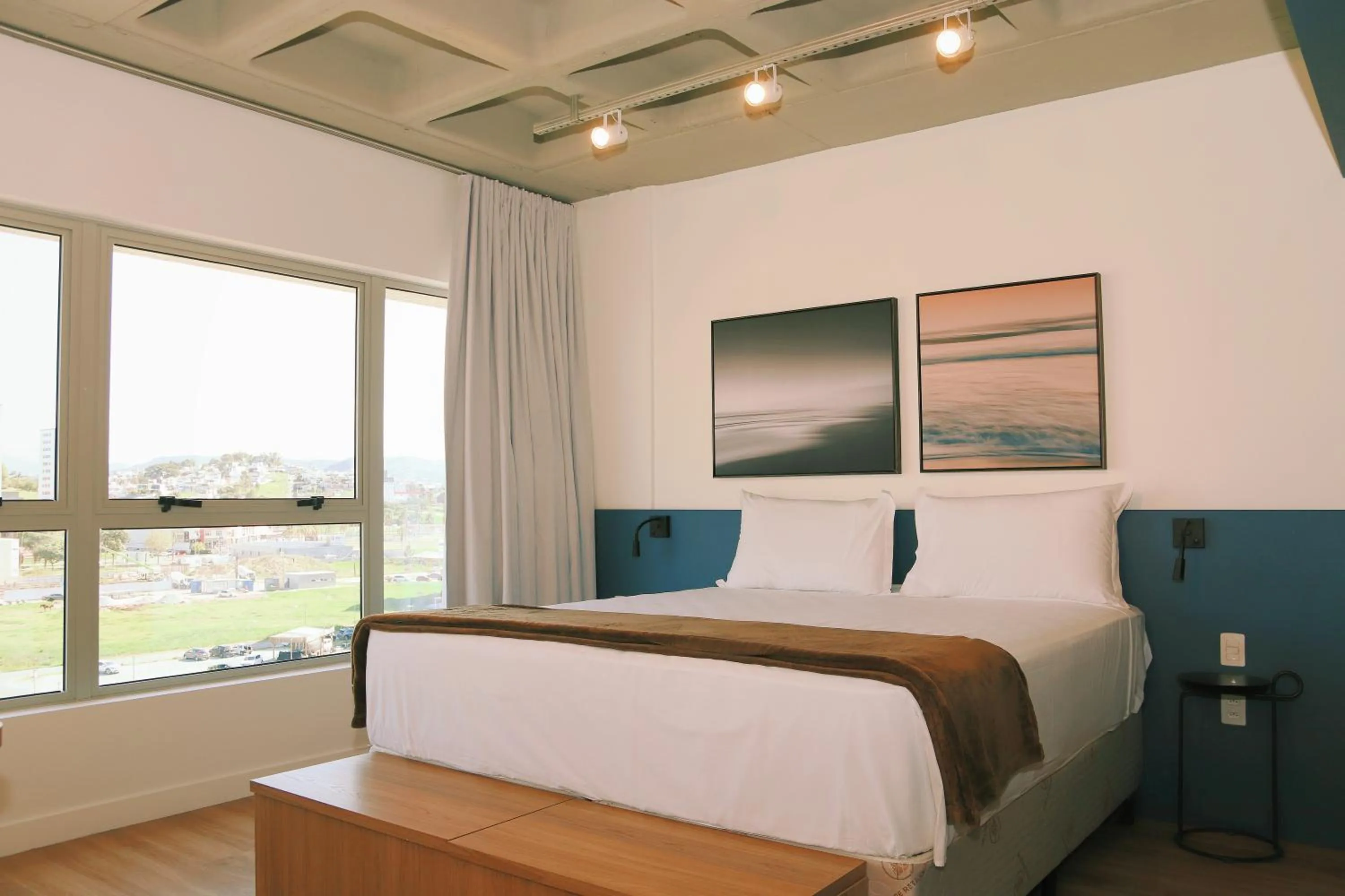 Bed in Atrium Studios by Xtay - Studio moderno em Pedra Branca - Caminhe até o Centro Empresarial e Unisul