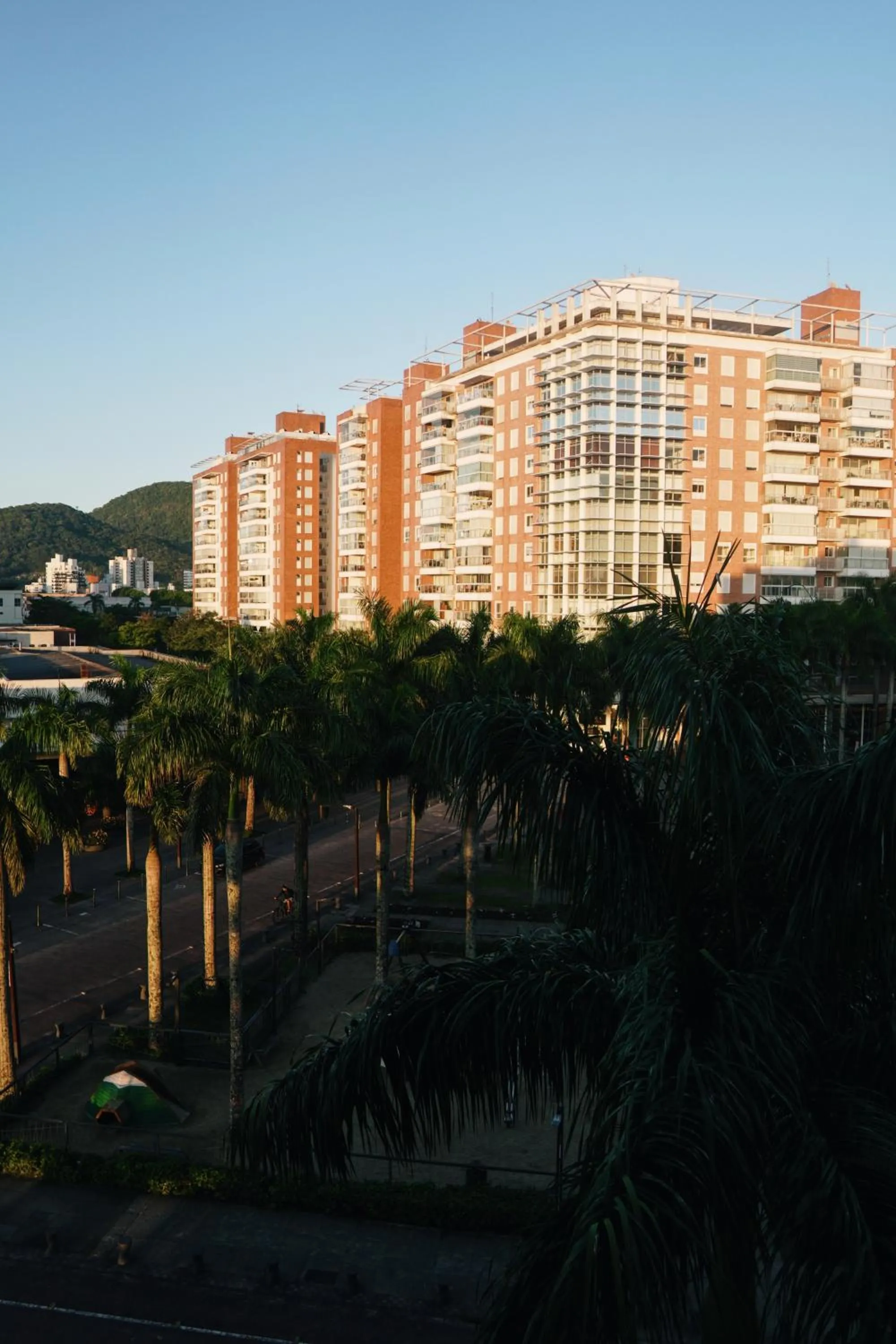 Property building in Atrium Studios by Xtay - Studio moderno em Pedra Branca - Caminhe até o Centro Empresarial e Unisul