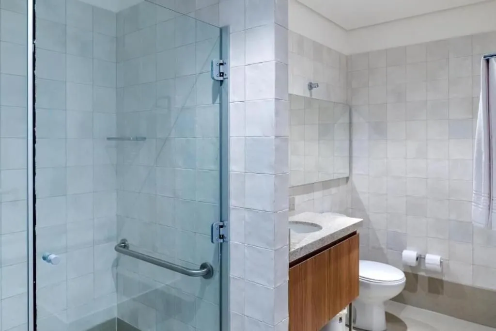 Toilet in Atrium Studios by Xtay - Conforto em Palhoça, a poucos metros da praia