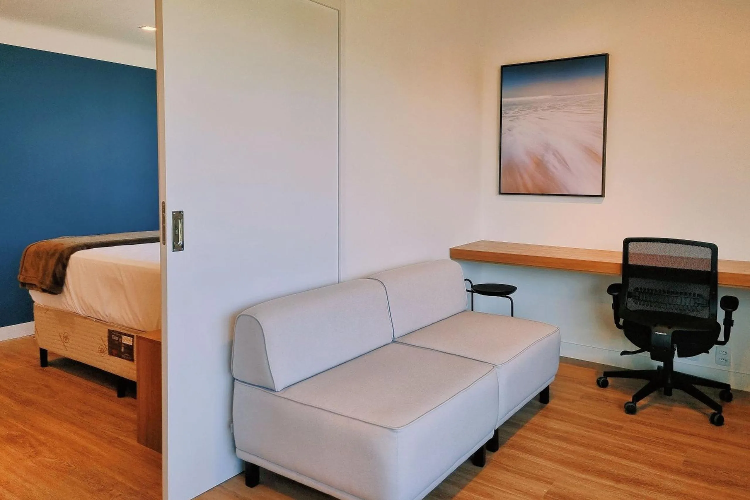 Living room in Atrium Studios by Xtay - Conforto em Palhoça, a poucos metros da praia