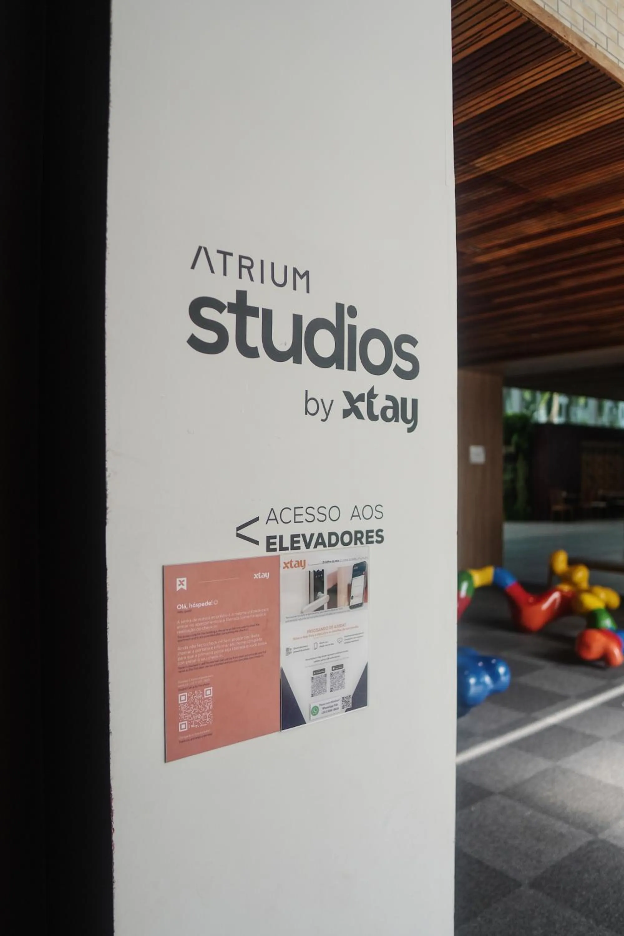 Text overlay in Atrium Studios by Xtay - Studio moderno em Pedra Branca - Caminhe até o Centro Empresarial e Unisul