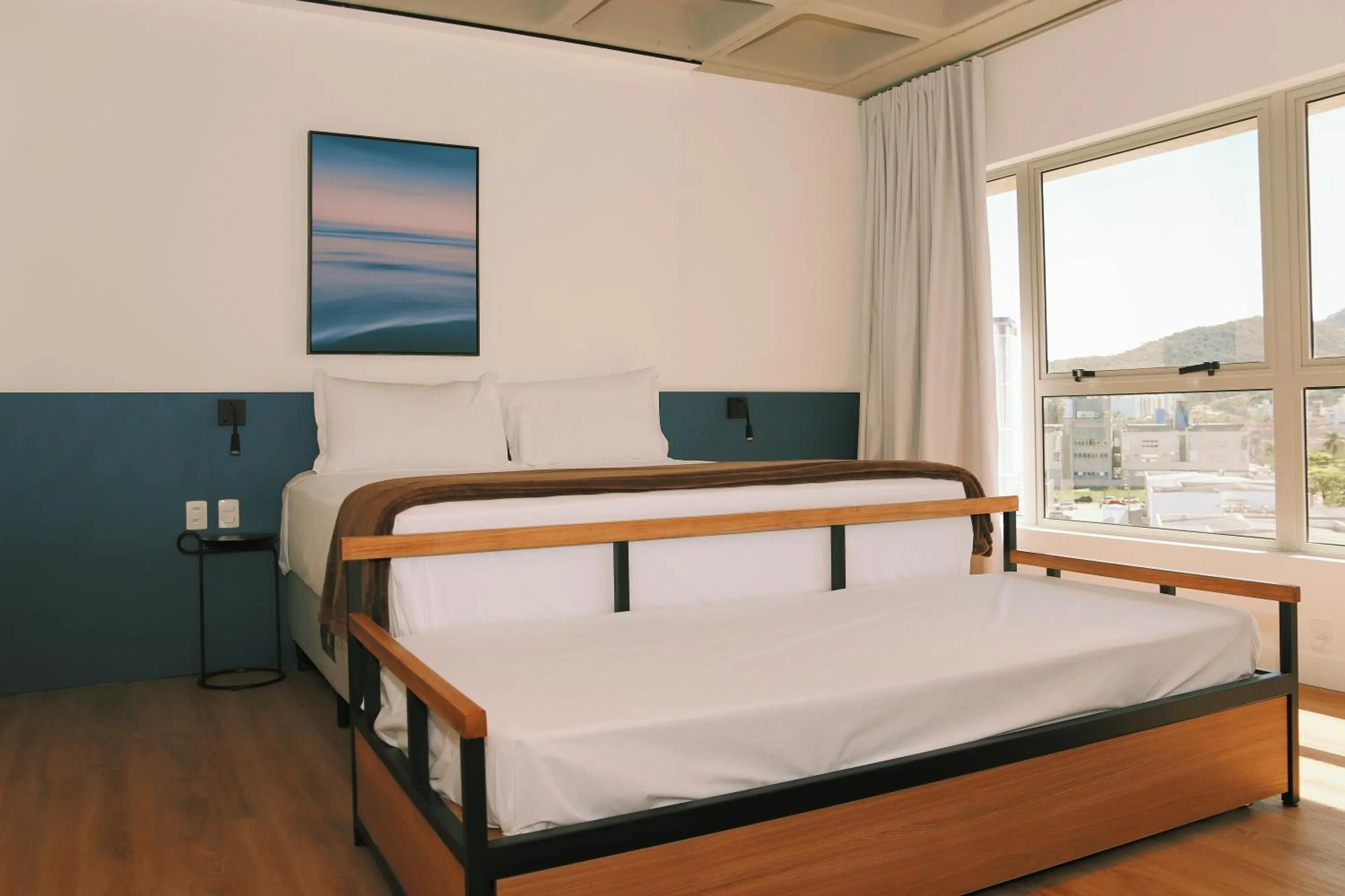 Bed in Atrium Studios by Xtay - Studio moderno em Pedra Branca - Caminhe até o Centro Empresarial e Unisul