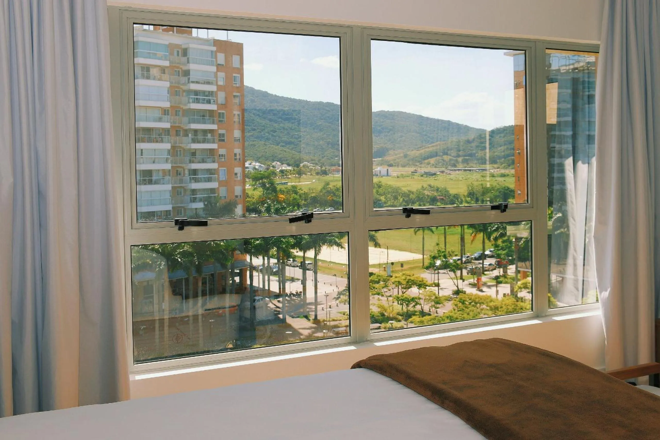 Bedroom in Atrium Studios by Xtay - Conforto em Palhoça, a poucos metros da praia