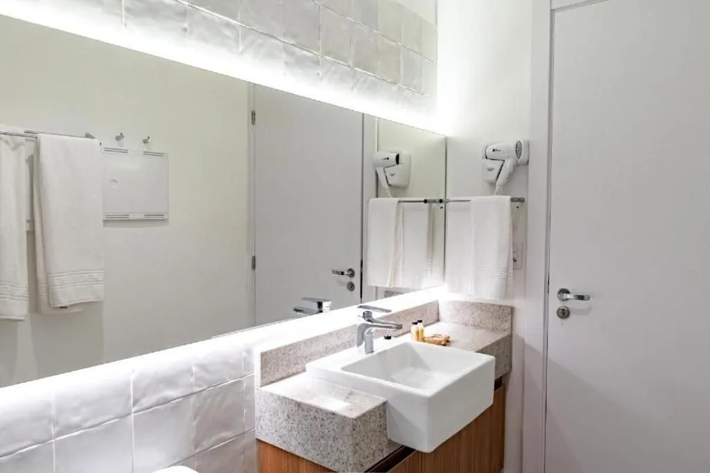 Toilet in Atrium Studios by Xtay - Conforto em Palhoça, a poucos metros da praia