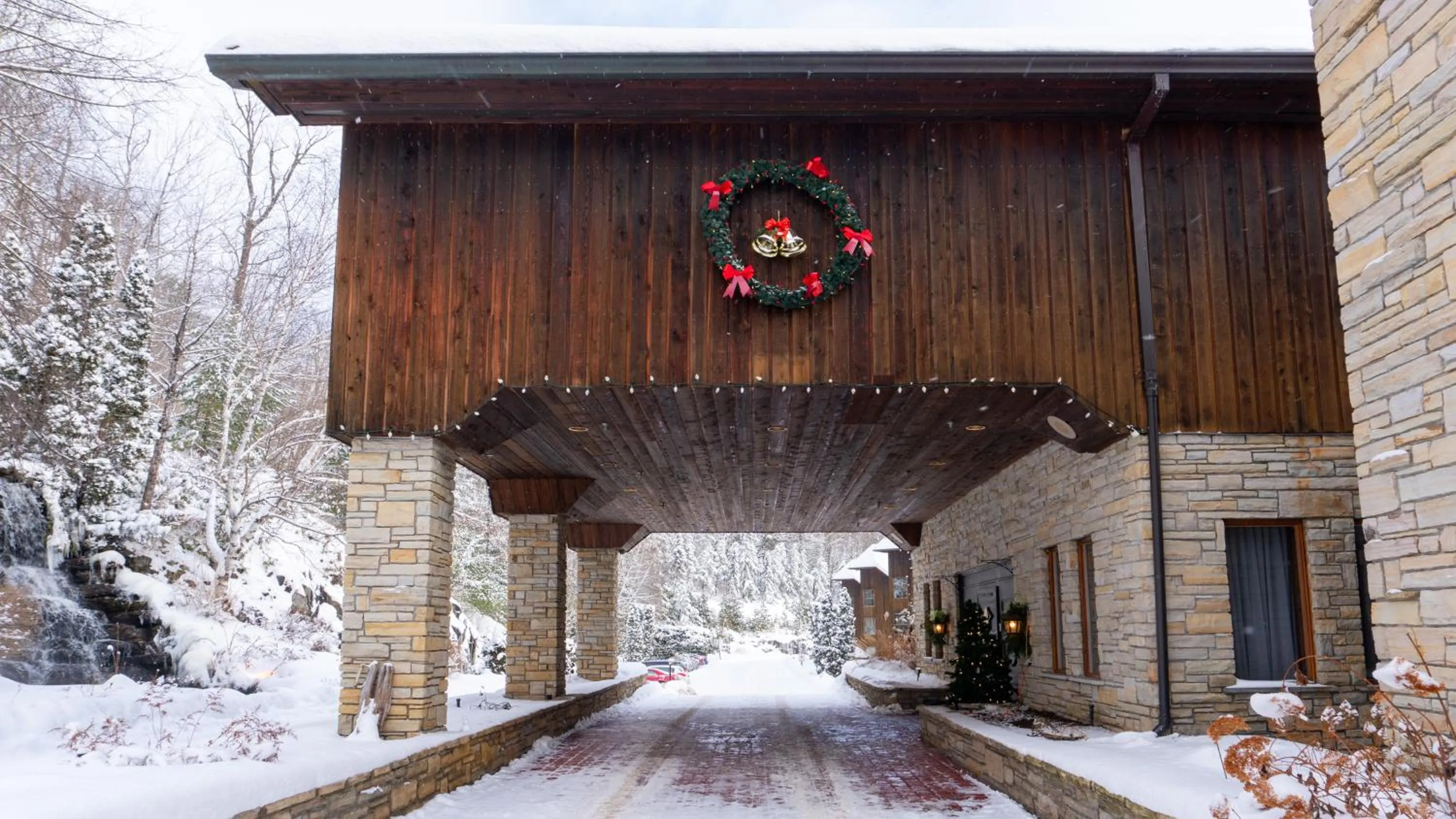 Facade/entrance in Hôtel et Centre de Villégiature Lac Carling