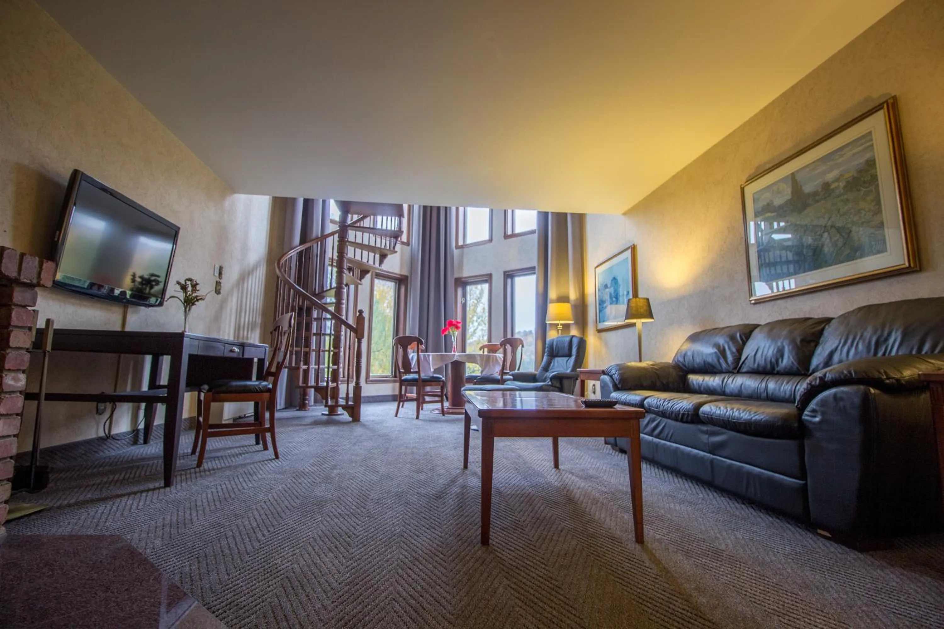 Communal lounge/ TV room in Hôtel et Centre de Villégiature Lac Carling