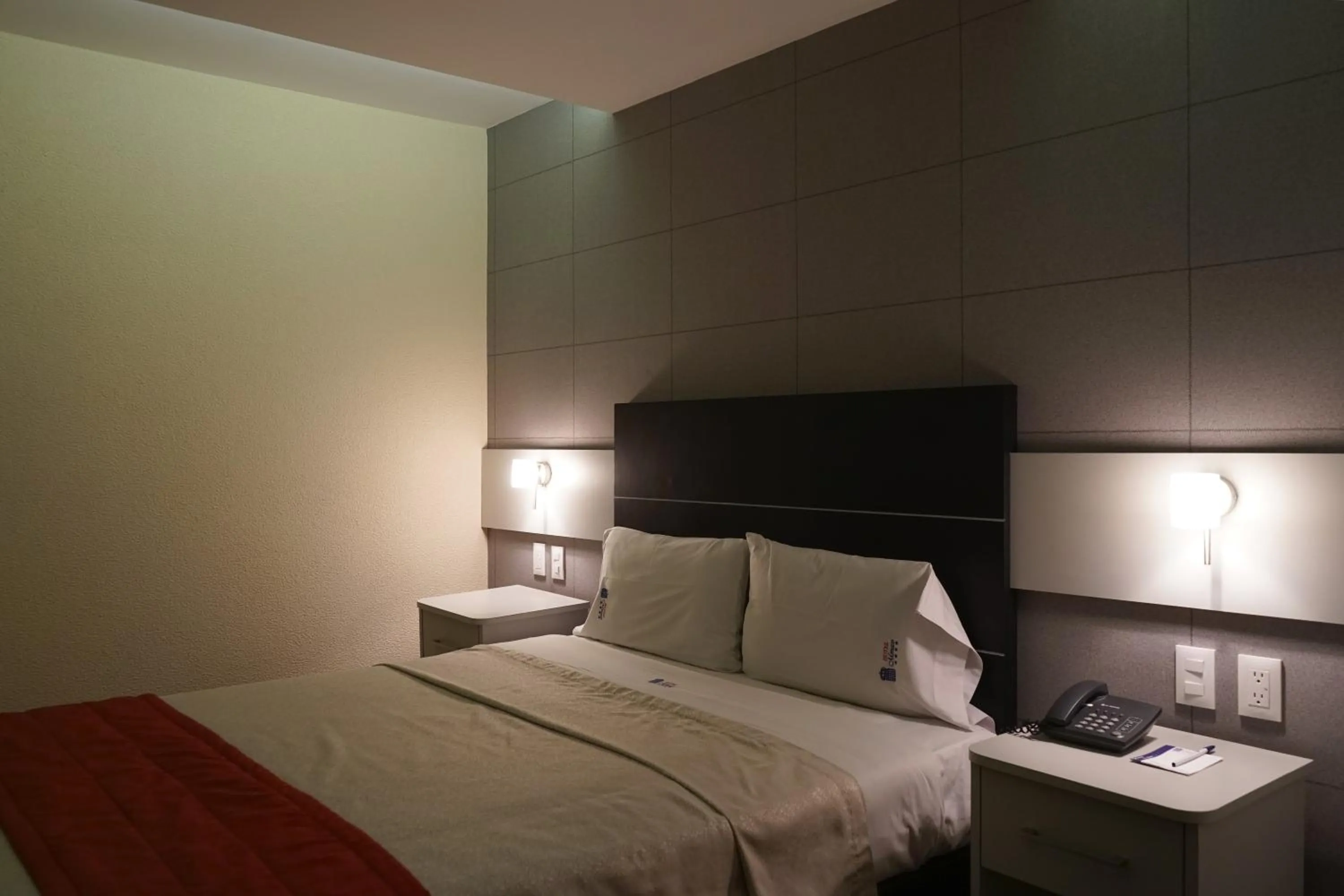 Photo of the whole room, Bed in Hotel Monaco