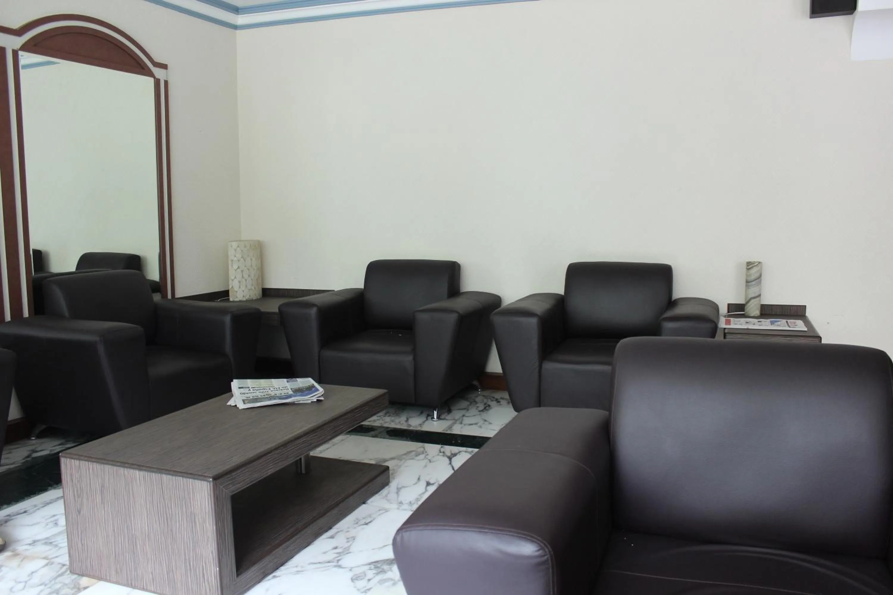 Communal lounge/ TV room in Hotel Monaco