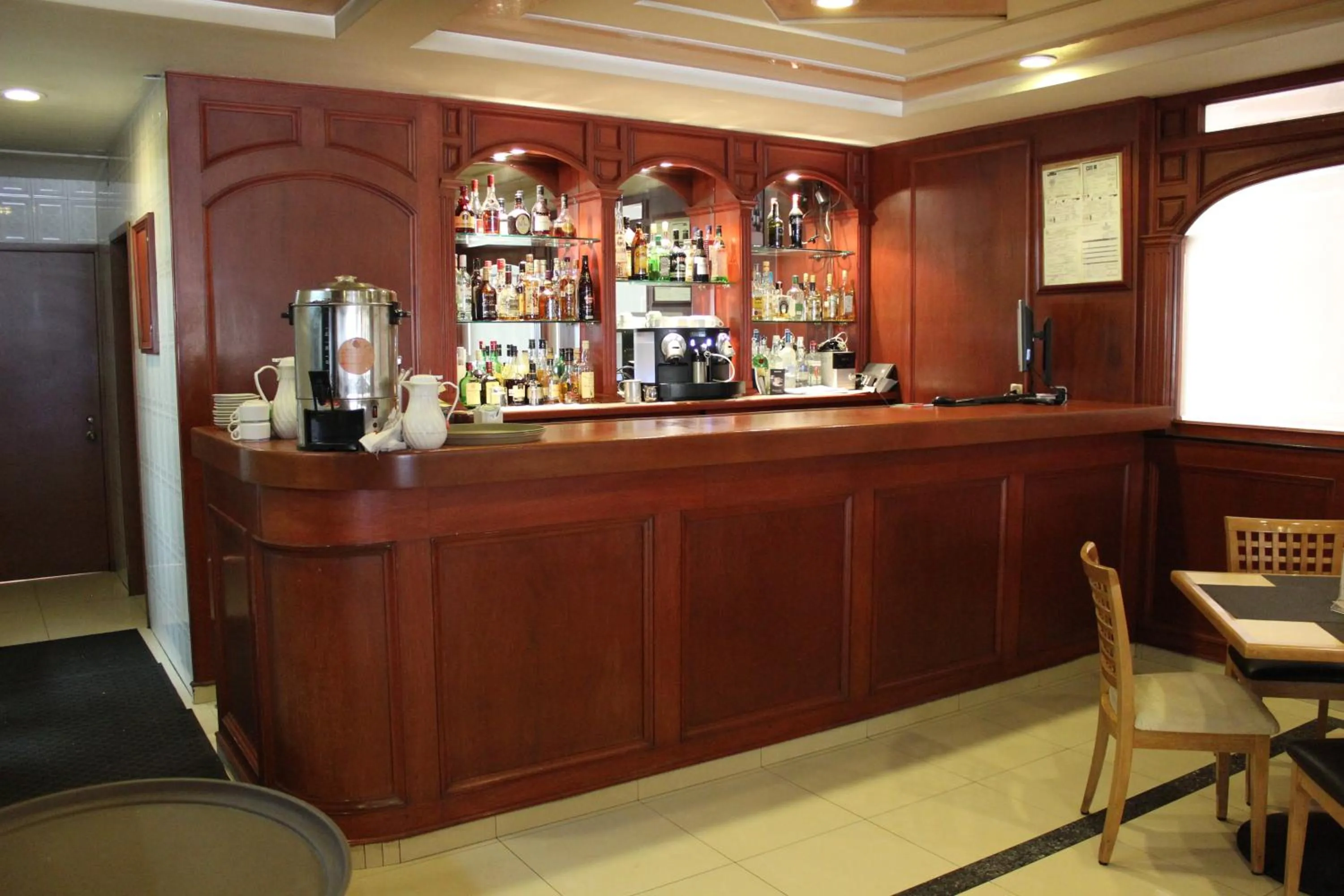 Restaurant/places to eat in Hotel Monaco