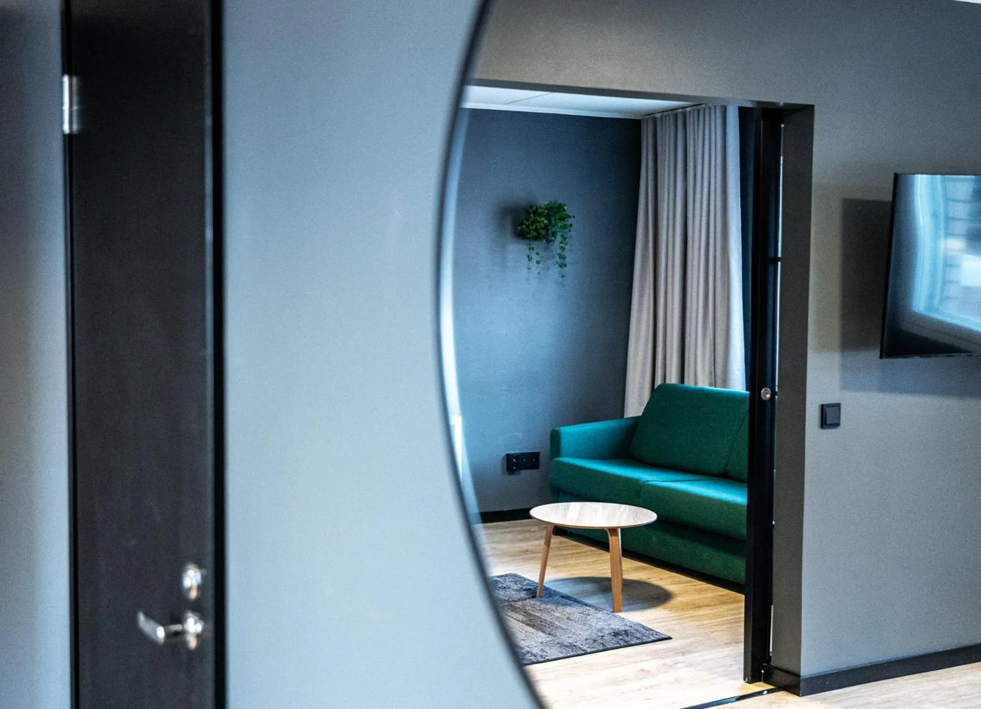 Living room in Hotelli Sointu by UHANDA