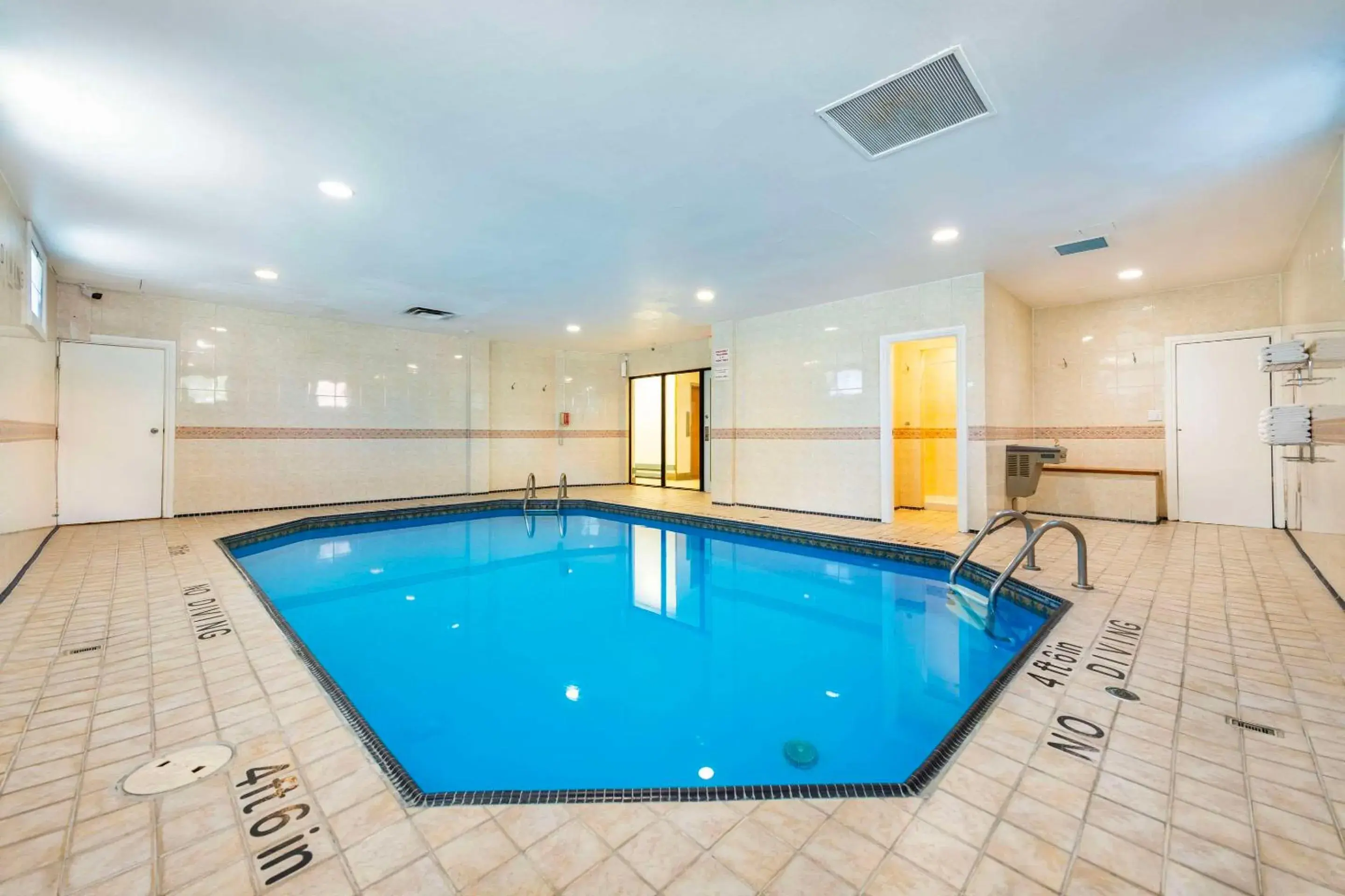 Swimming pool in Quality Inn Downtown Inner Harbour Swimming pool in Quality Inn Downtown Inner Harbour