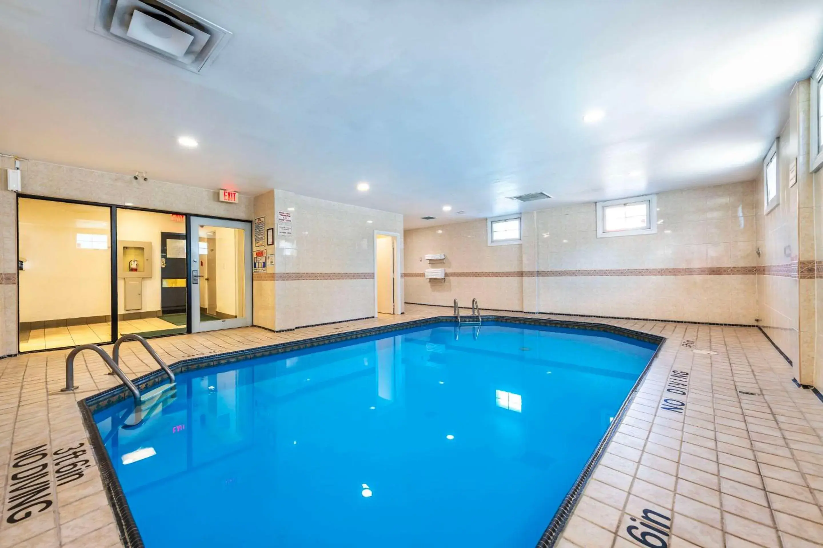 Swimming pool in Quality Inn Downtown Inner Harbour Swimming pool in Quality Inn Downtown Inner Harbour