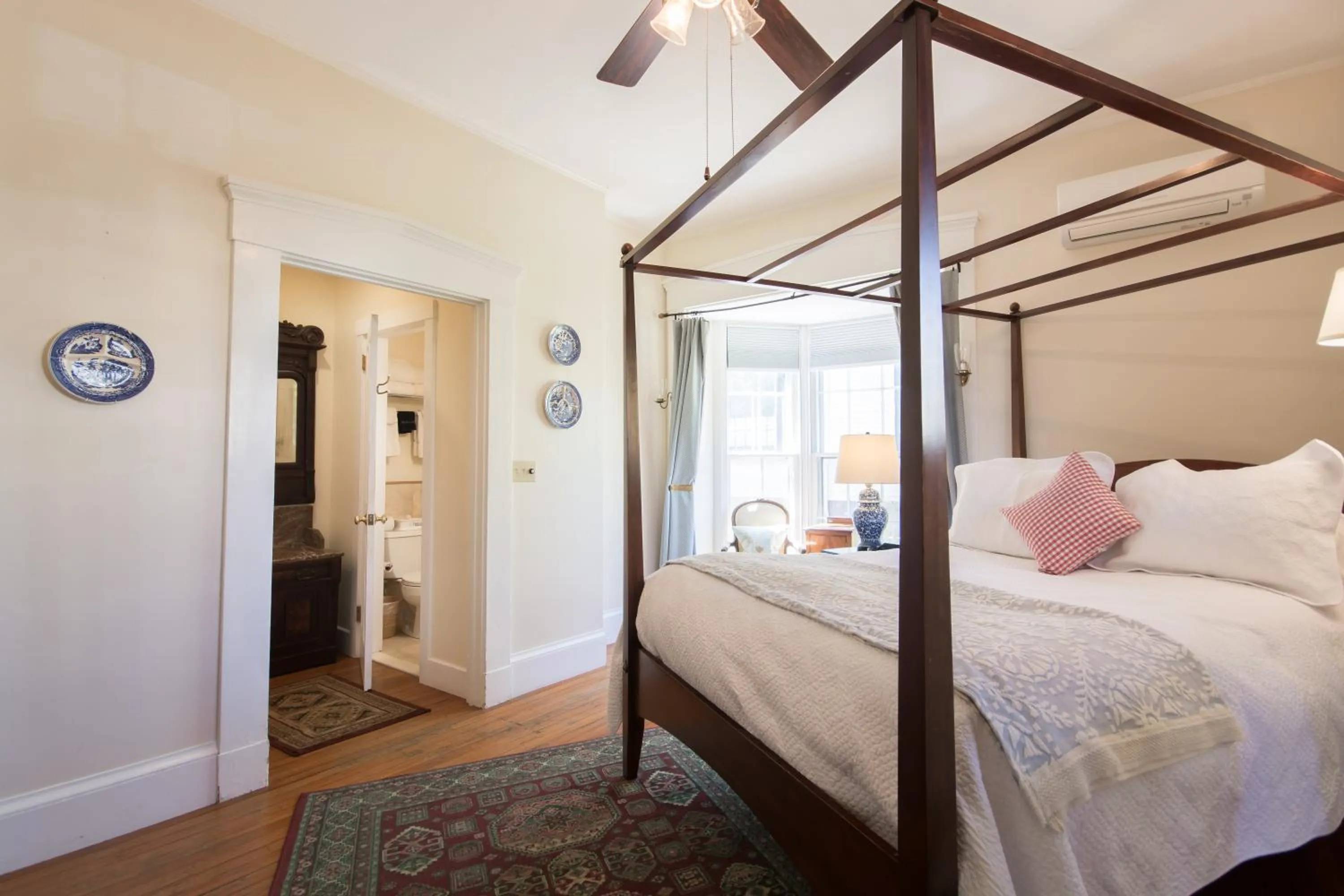 Bed in Marshall Slocum Inn