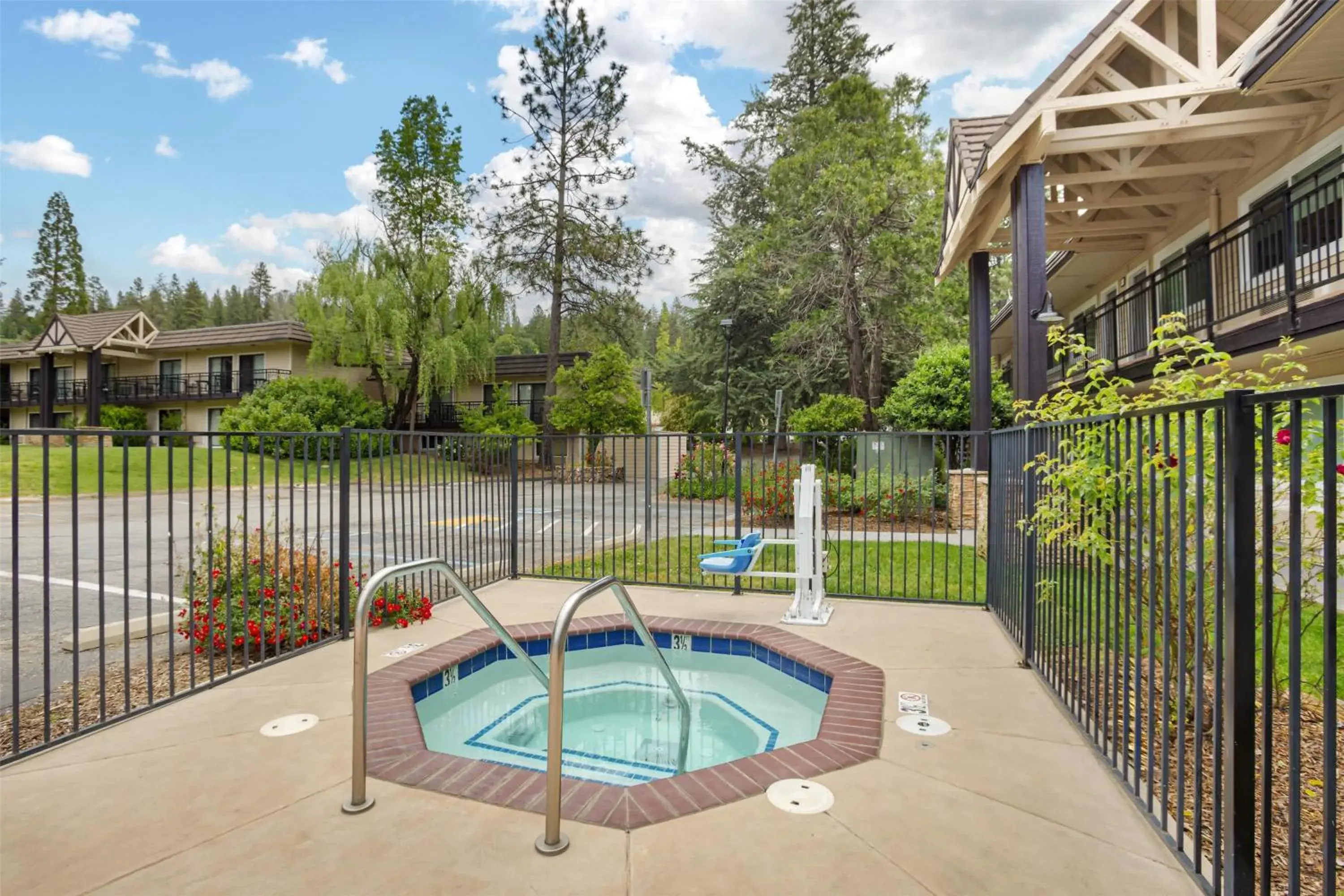 Pool view in Best Western Gold Country Inn Pool view in Best Western Gold Country Inn