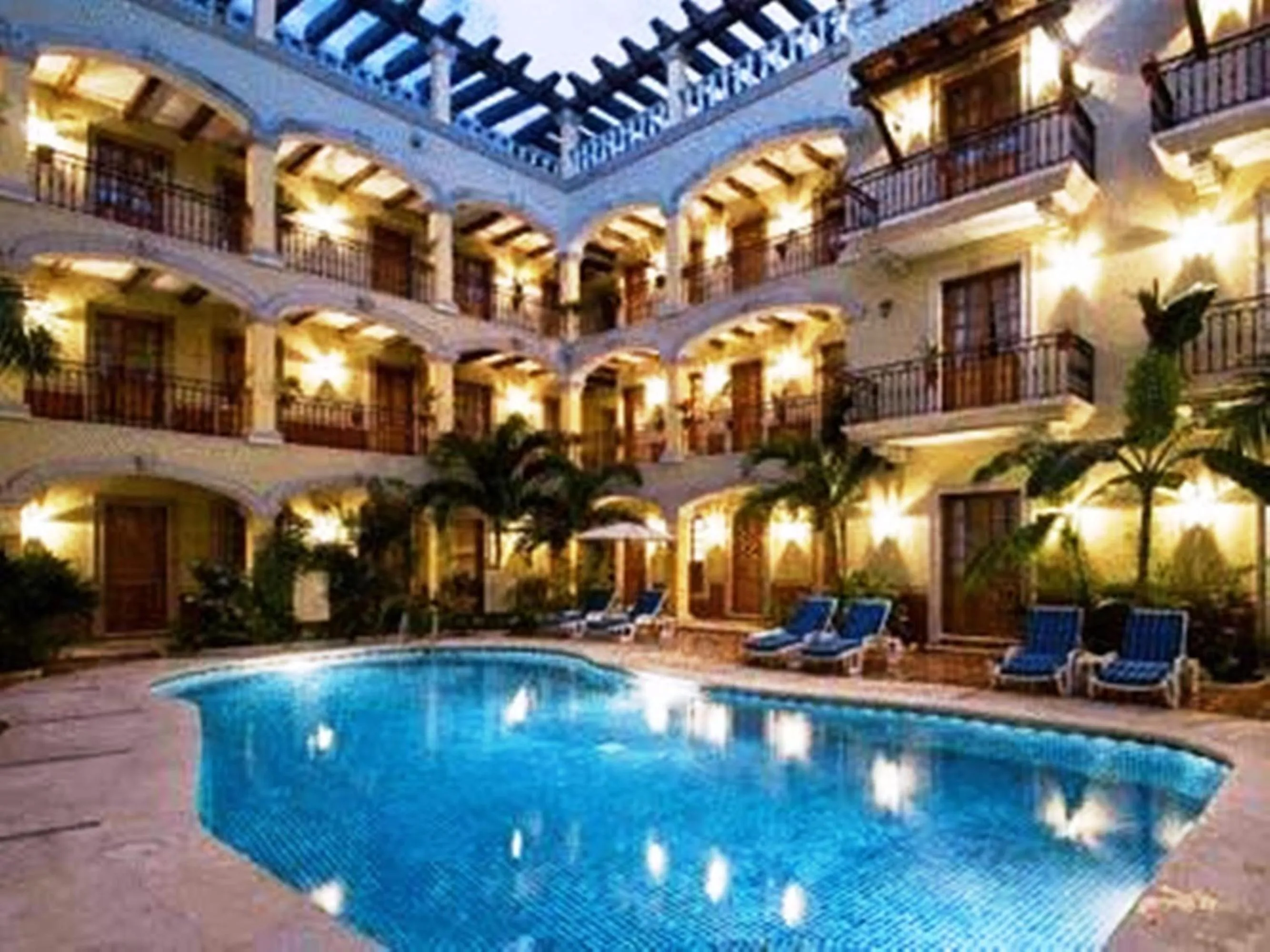 Swimming pool in Hacienda Real del Caribe Hotel