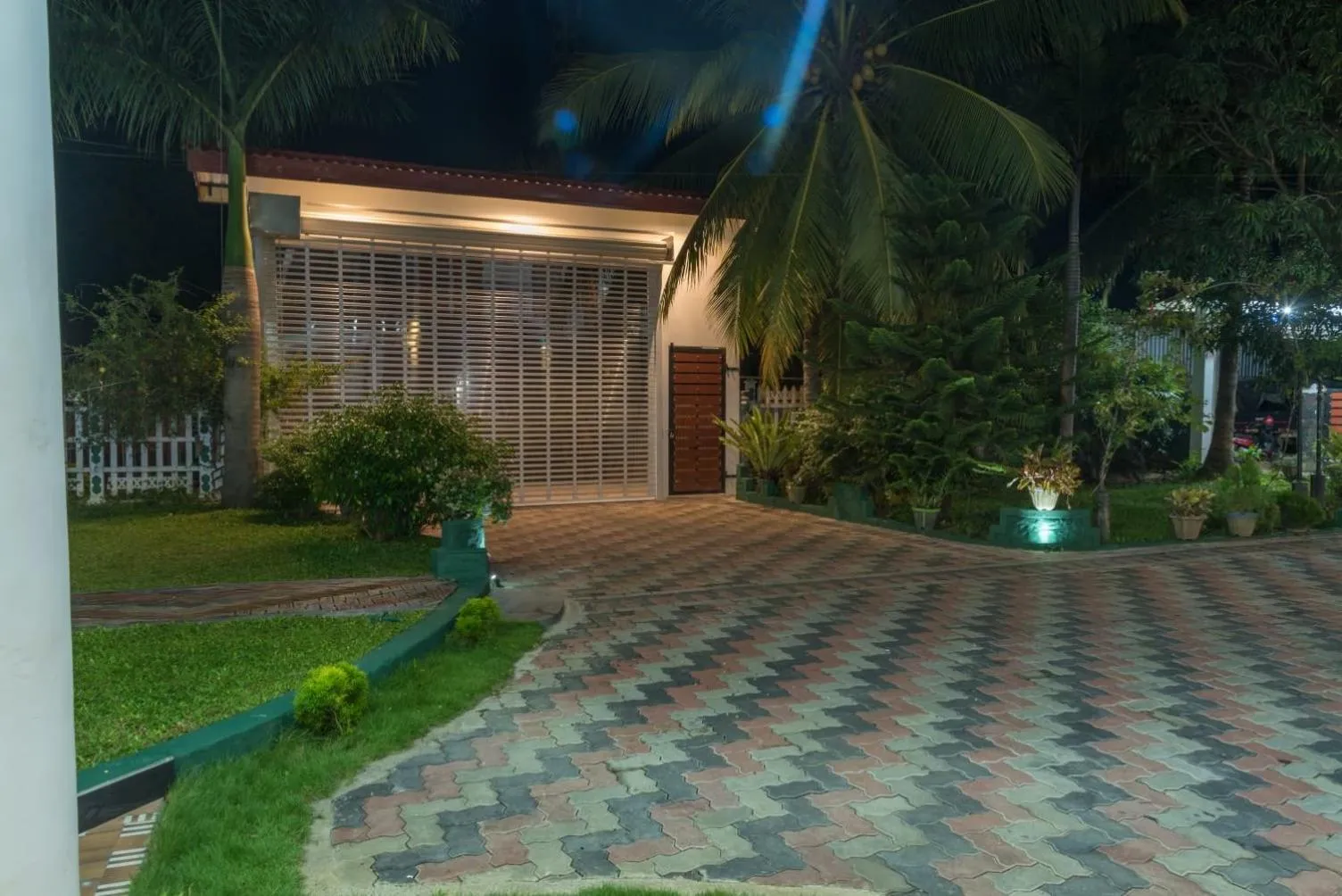 Quiet street view in L S Lanka Hotel Dambulla