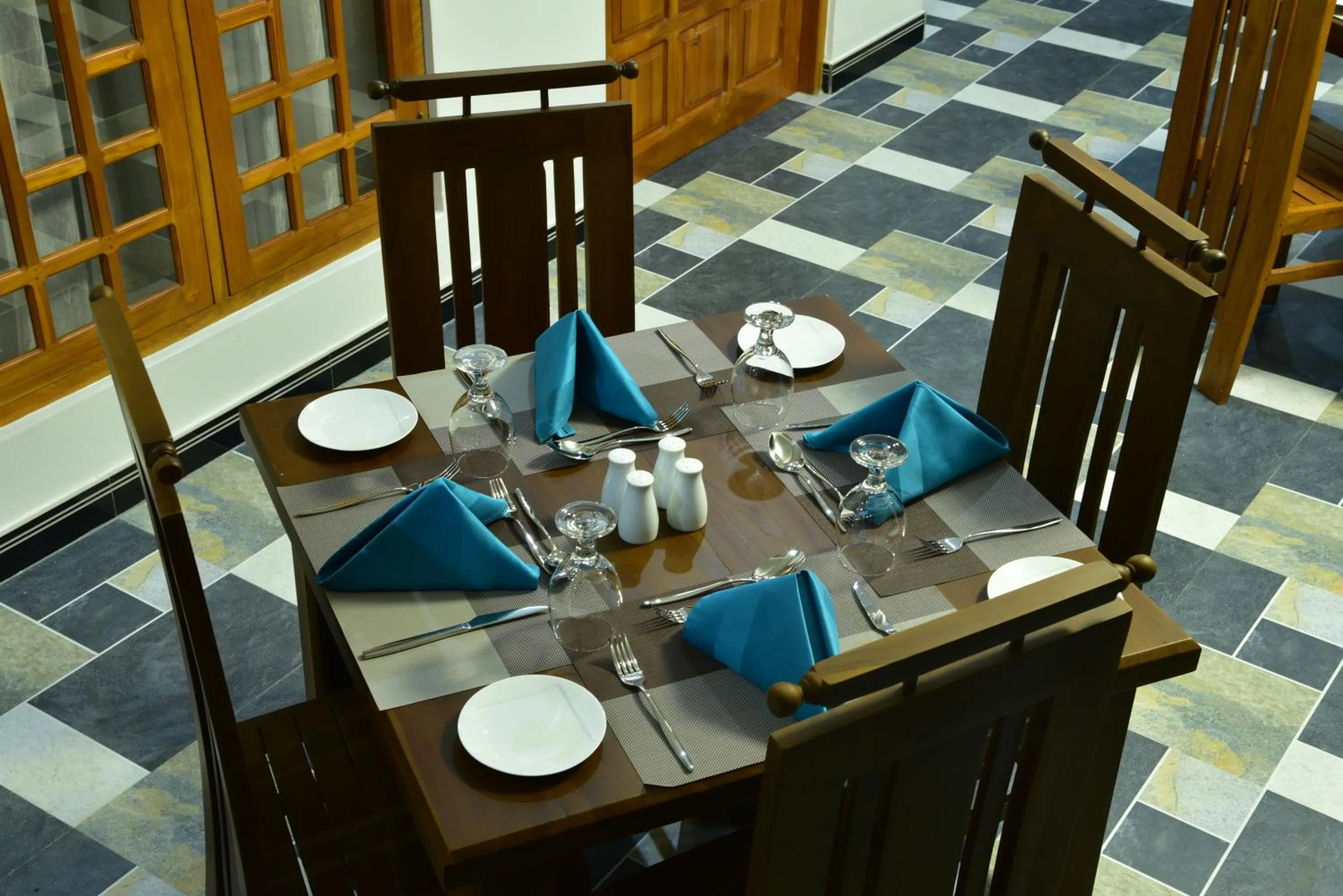 Restaurant/places to eat in L S Lanka Hotel Dambulla