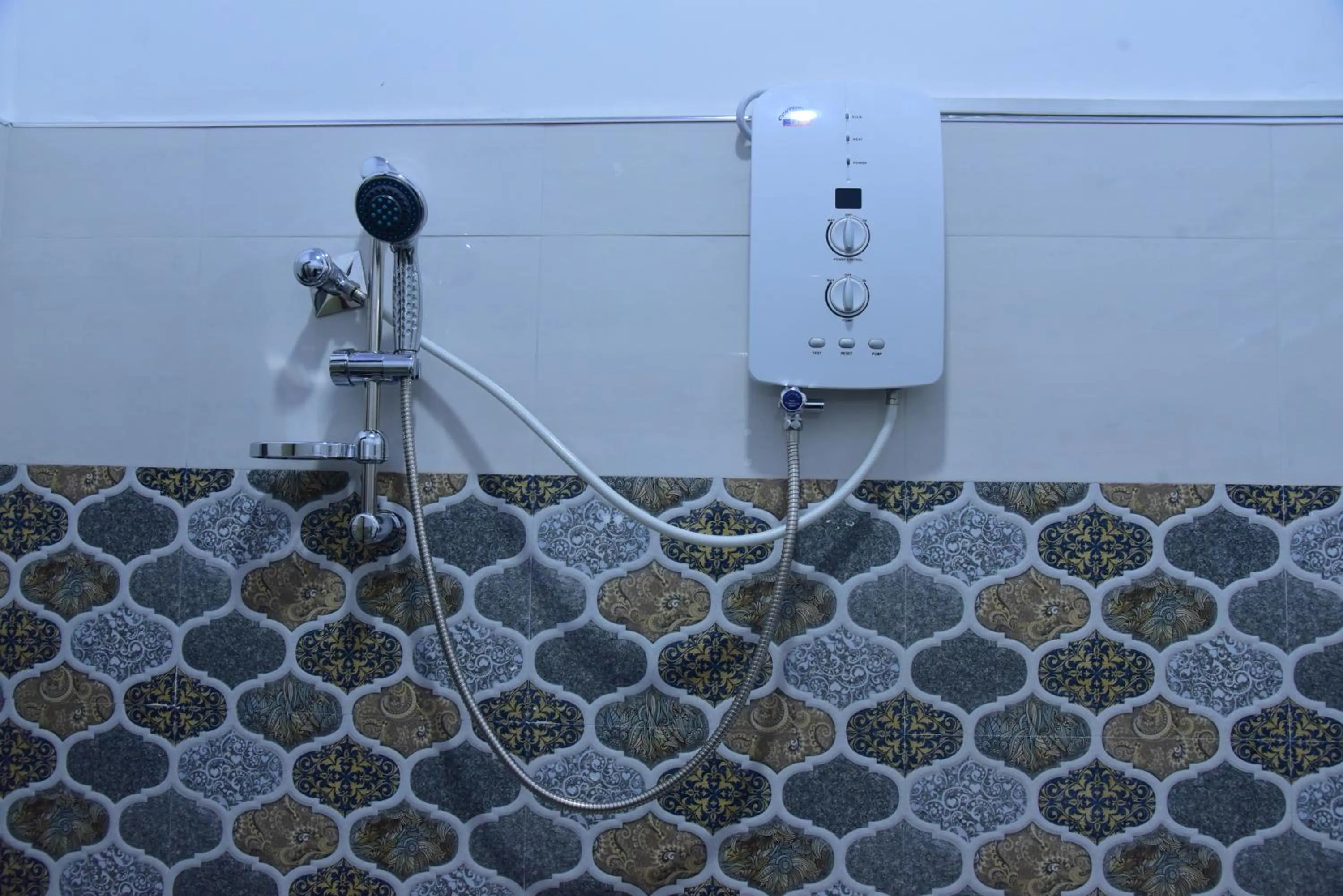 Bathroom in L S Lanka Hotel Dambulla