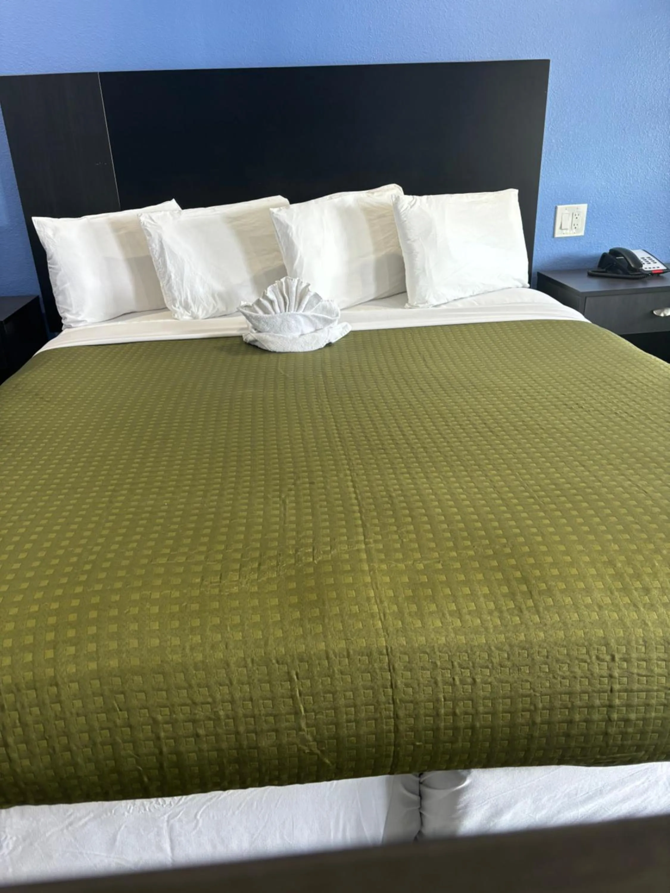 Bed in The Monterey Fireplace Inn