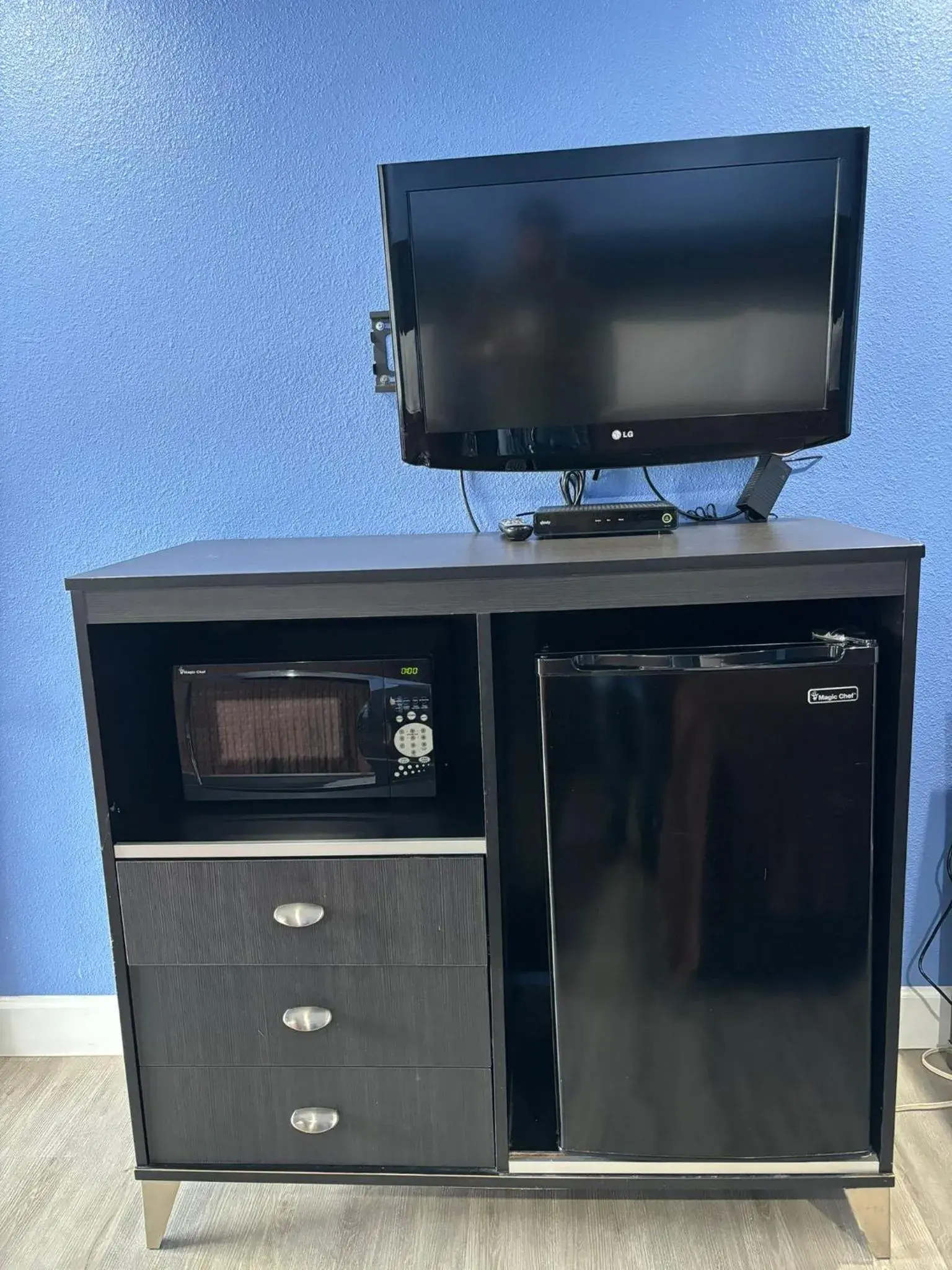 TV and multimedia, TV/Entertainment Center in The Monterey Fireplace Inn