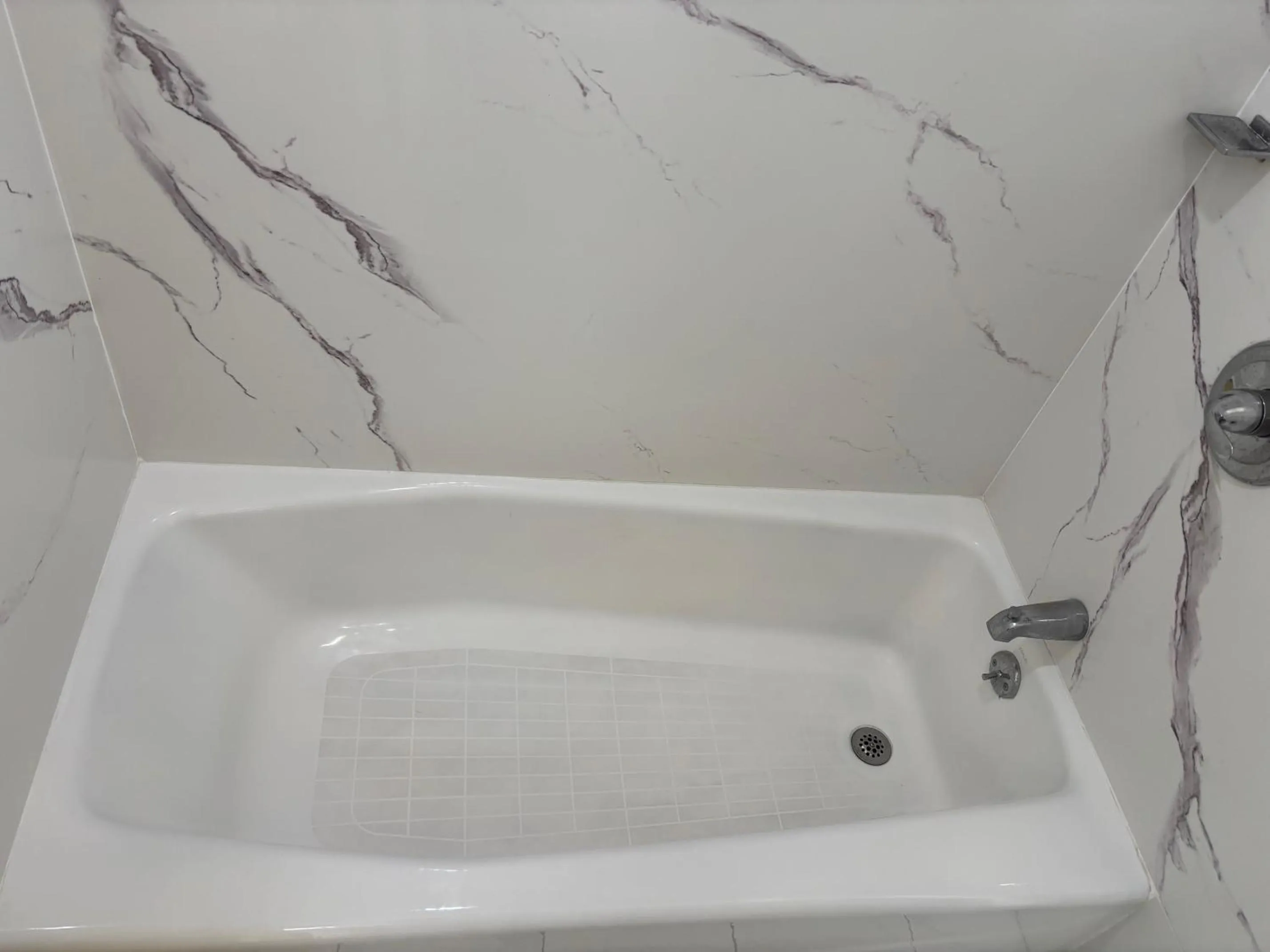 Bath in The Monterey Fireplace Inn