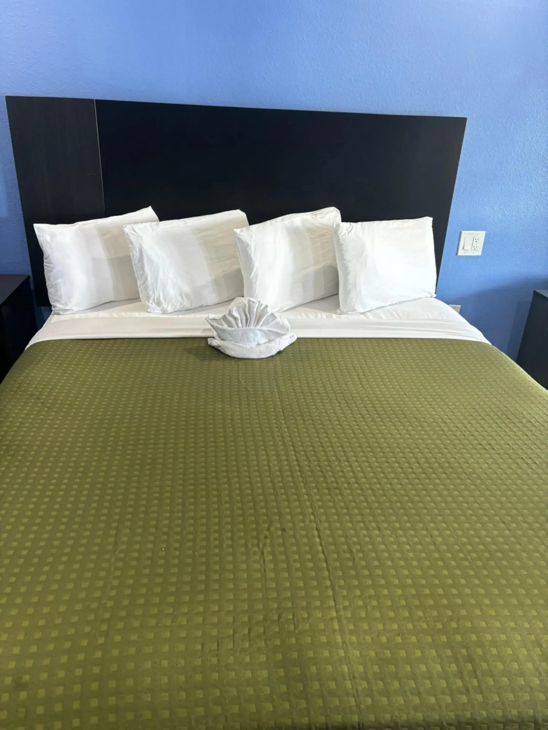 Bed in The Monterey Fireplace Inn Bed in The Monterey Fireplace Inn