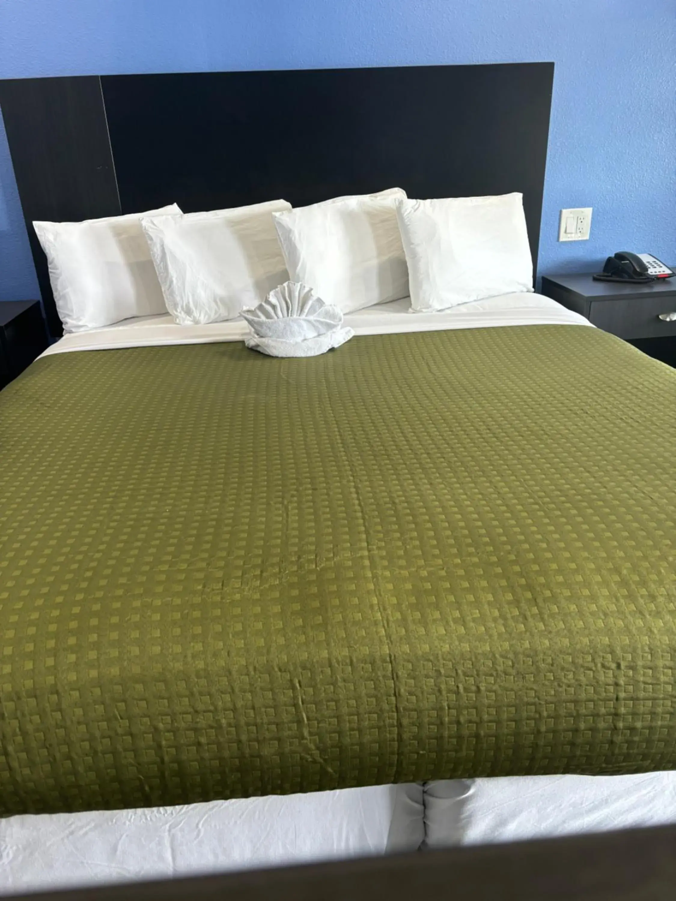 Bed in The Monterey Fireplace Inn Bed in The Monterey Fireplace Inn