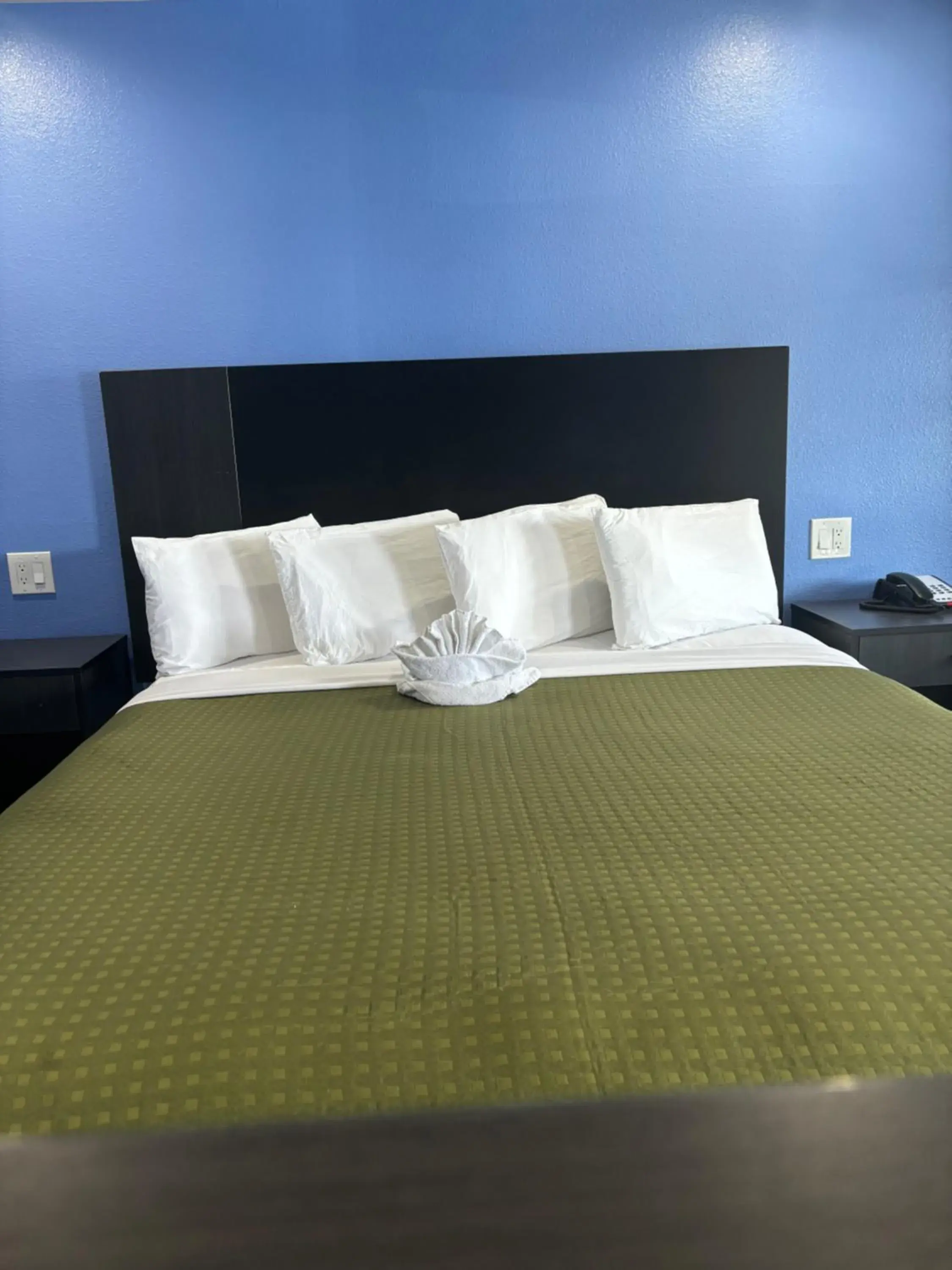 Bed in The Monterey Fireplace Inn Bed in The Monterey Fireplace Inn