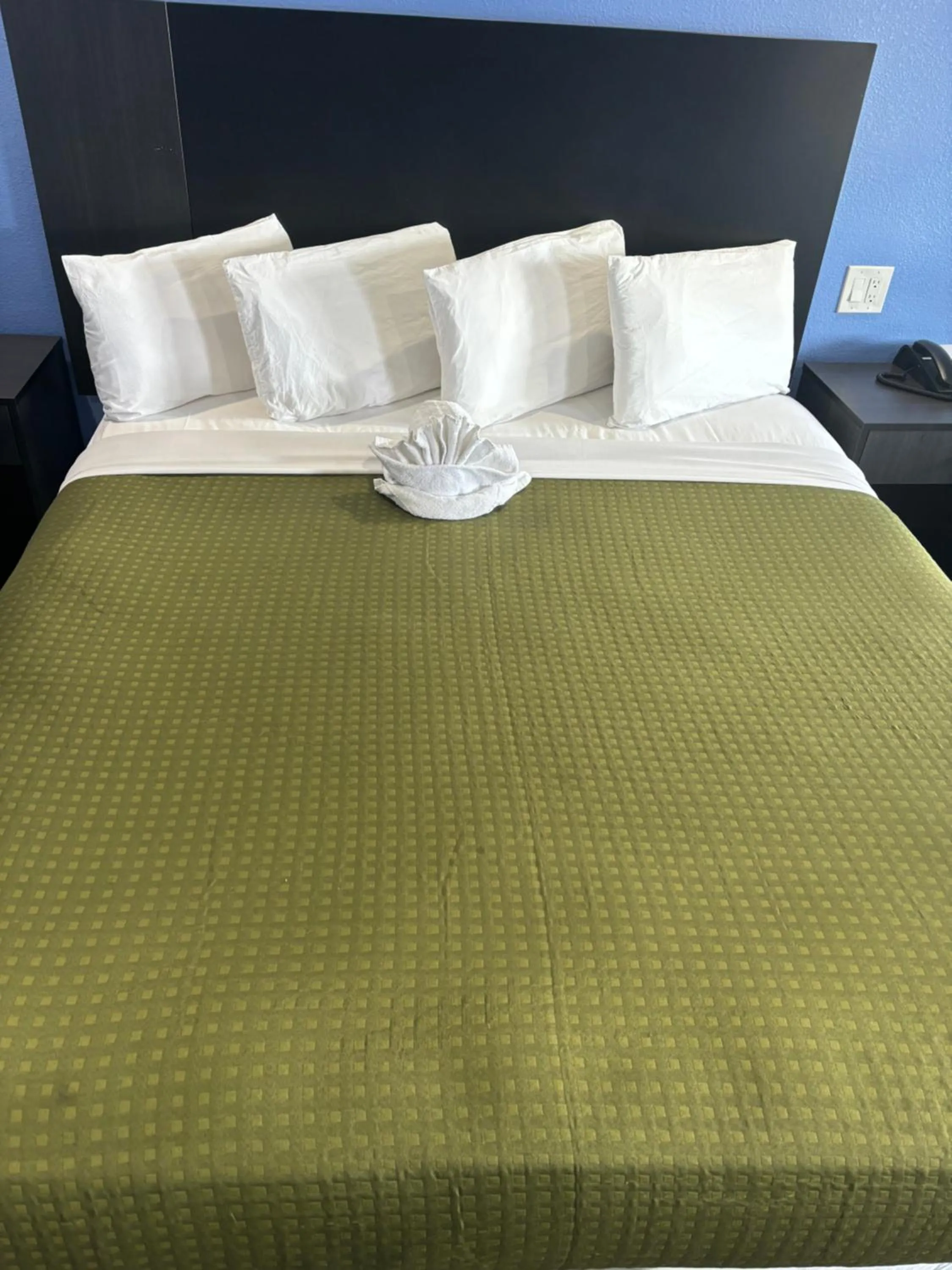 Bed in The Monterey Fireplace Inn