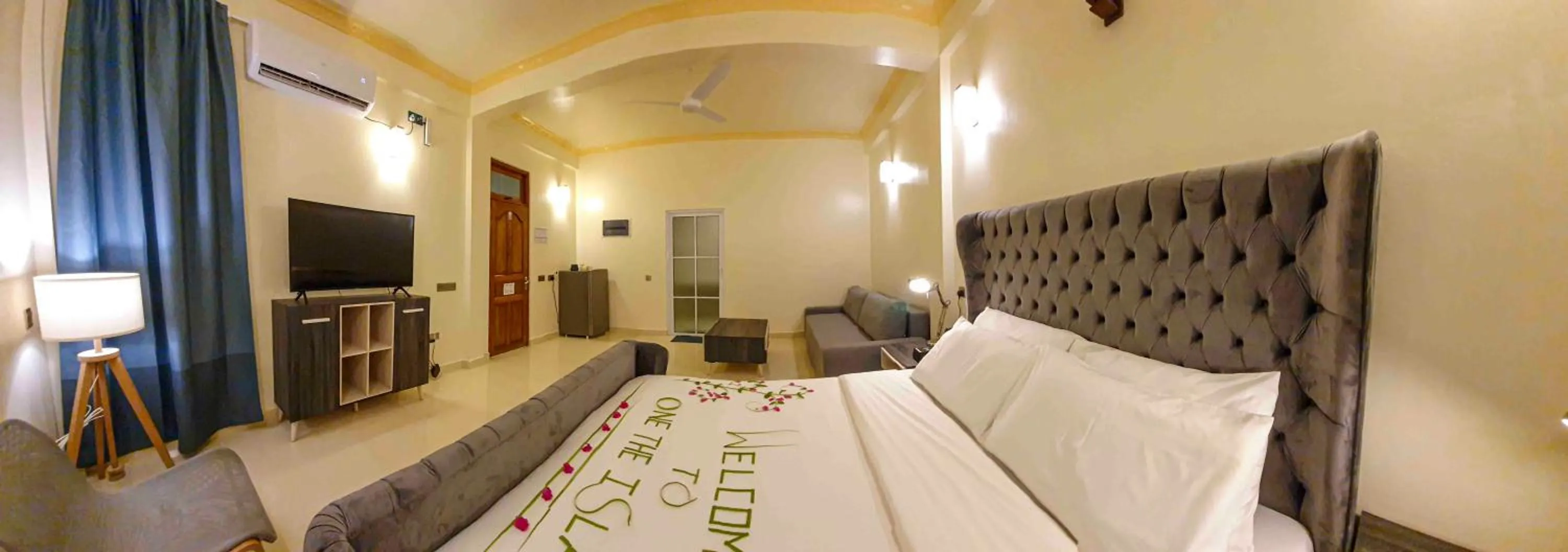 Photo of the whole room, Bed in One The Island