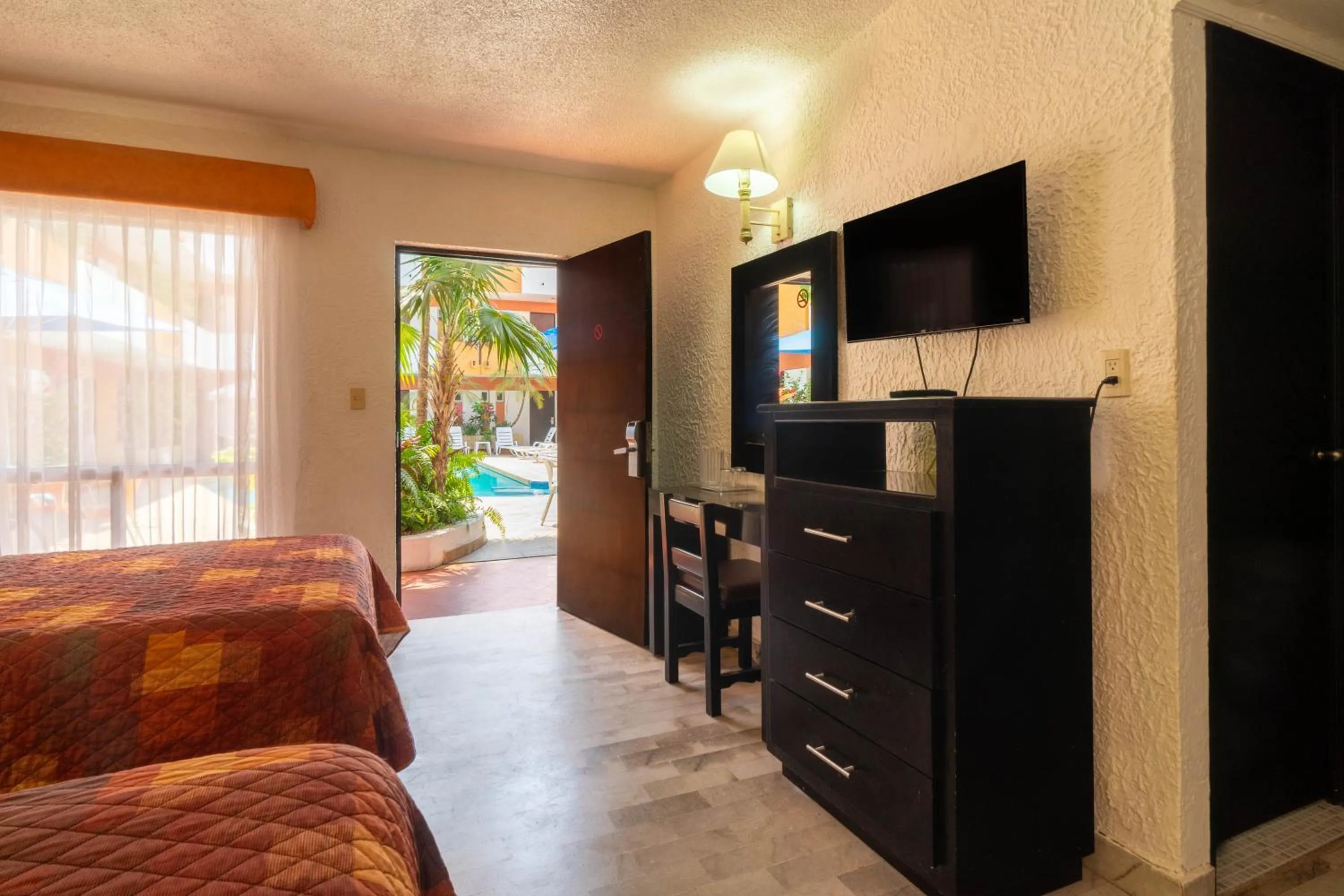 Bed in Hotel Azteca Inn