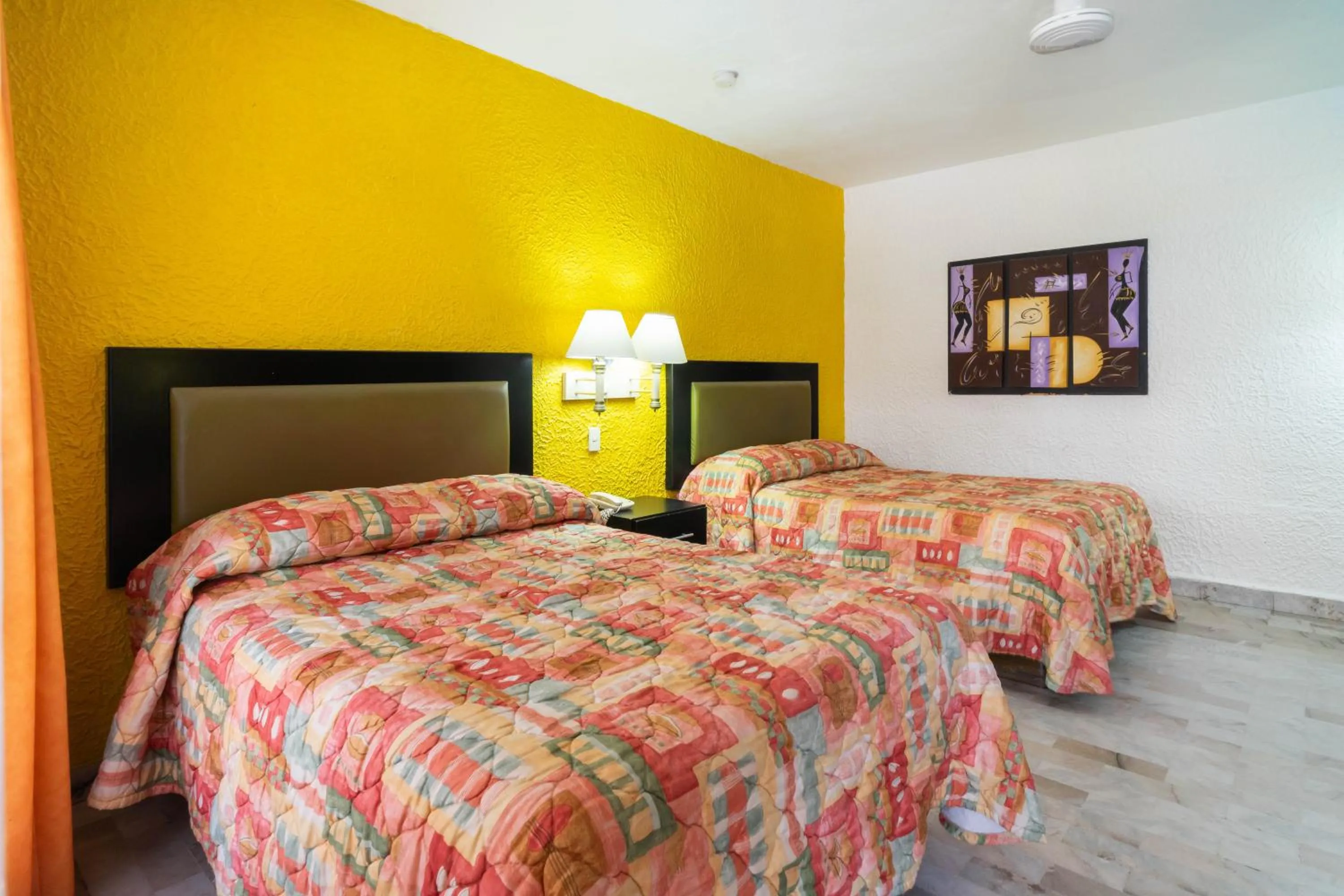 Bed in Hotel Azteca Inn