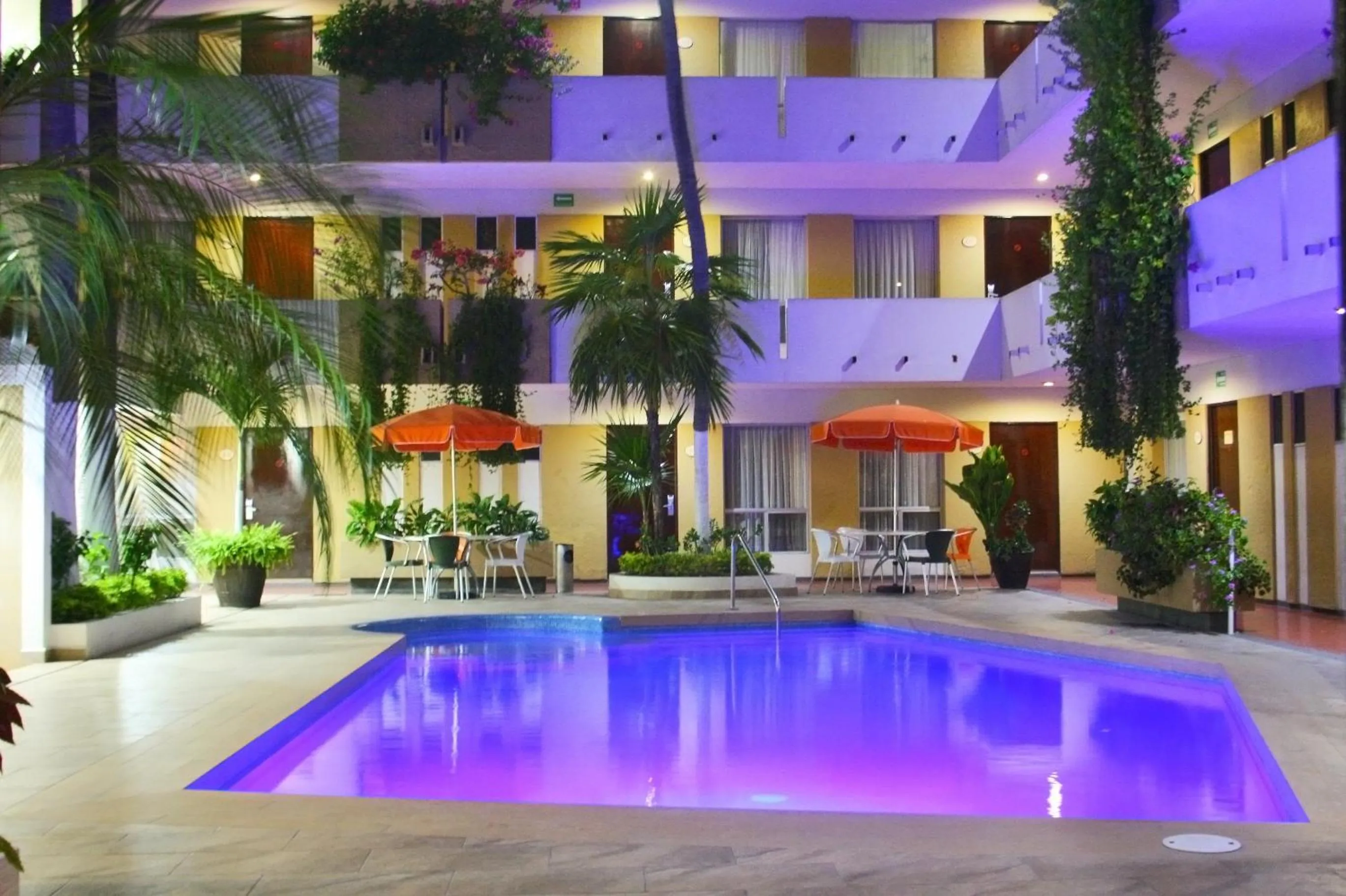 Swimming pool in Hotel Azteca Inn