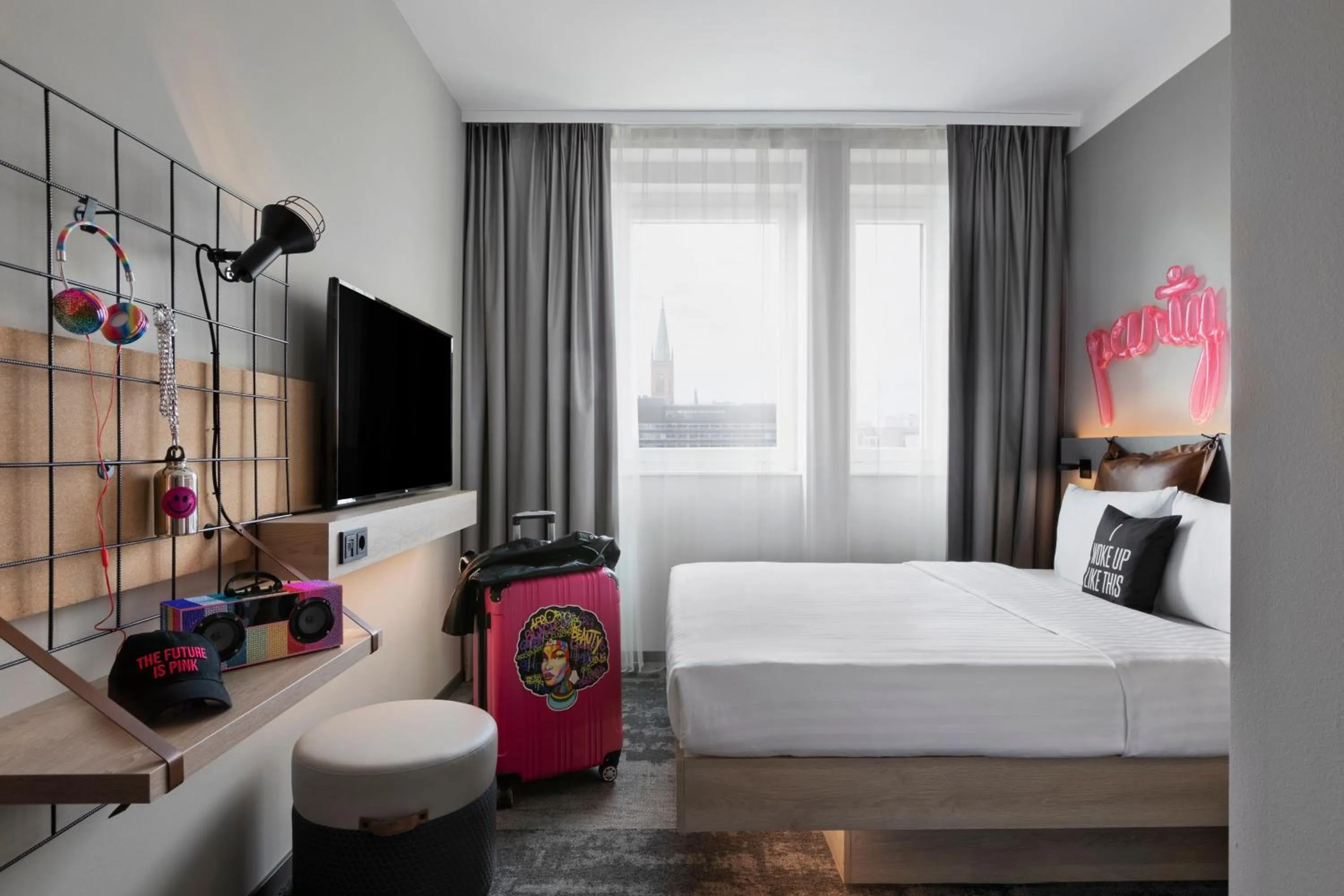 Photo of the whole room, Bed in Moxy Duesseldorf City